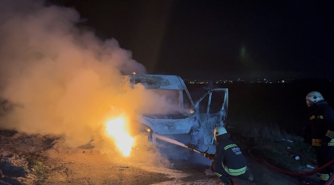 TEKİRDAĞ’DA PANELVAN MİNİBÜS ALEV TOPUNA DÖNDÜ, SÜRÜCÜSÜ HASTANELİK OLDU