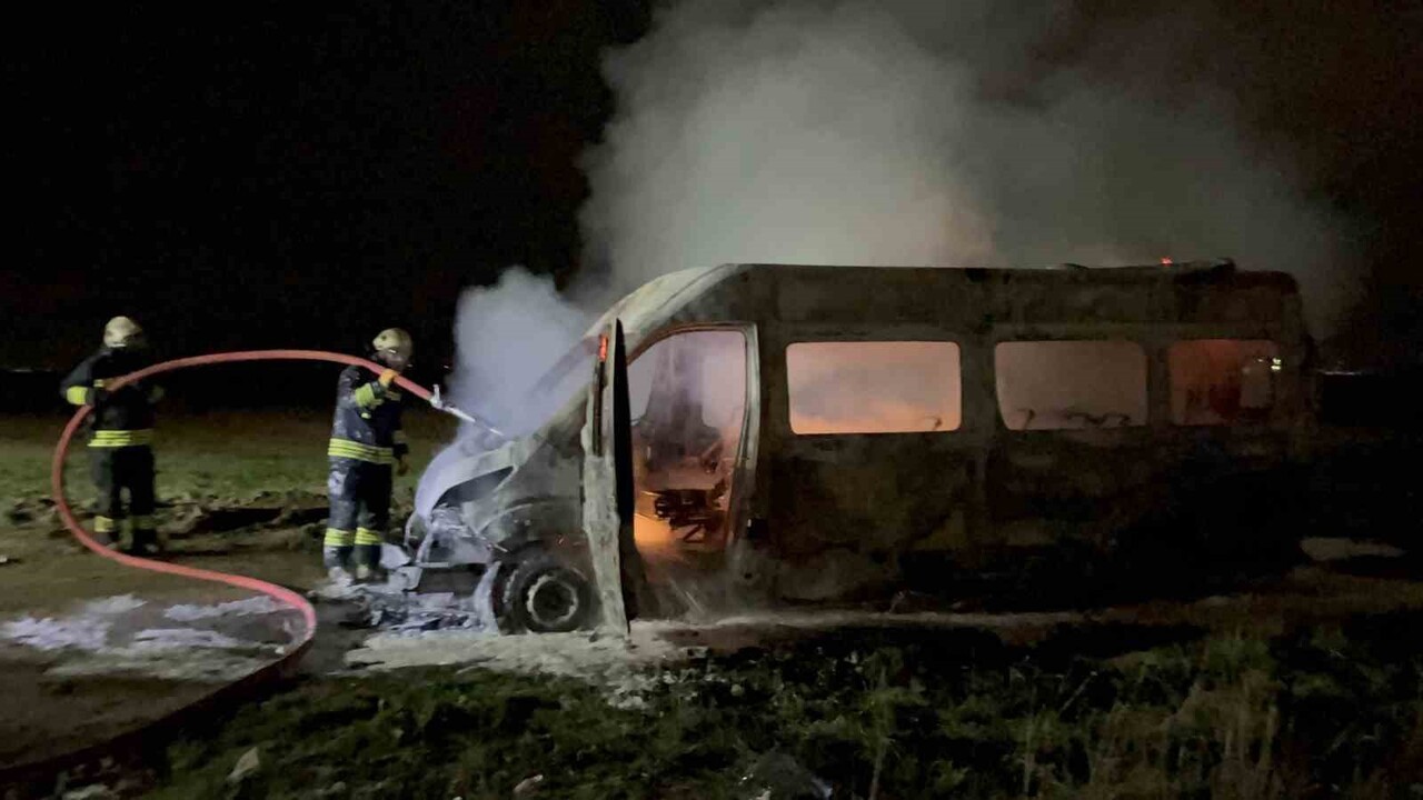 TEKİRDAĞ’DA PANELVAN MİNİBÜS ALEV TOPUNA DÖNDÜ, SÜRÜCÜSÜ HASTANELİK OLDU