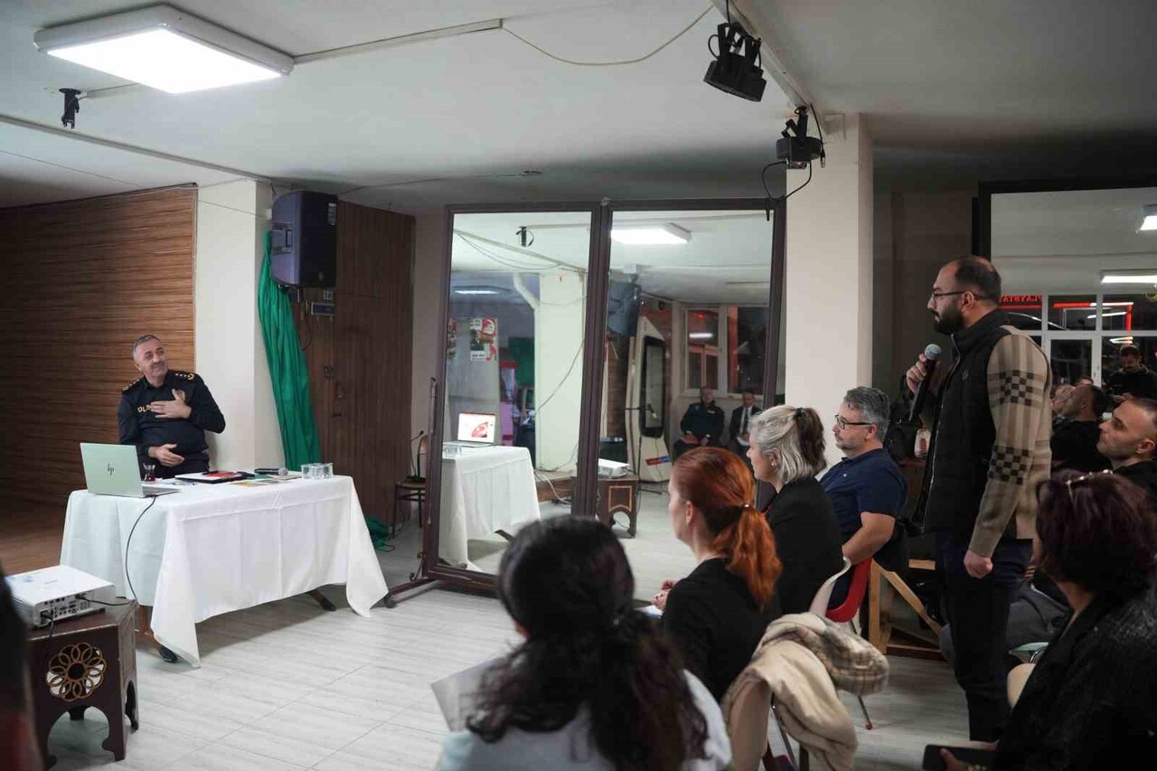 TEKİRDAĞ EMNİYETİ, VATANDAŞLARIN HUZURU İÇİN MAHALLE MAHALLE SAHADAKİ DENETİM VE İSTİŞARE...