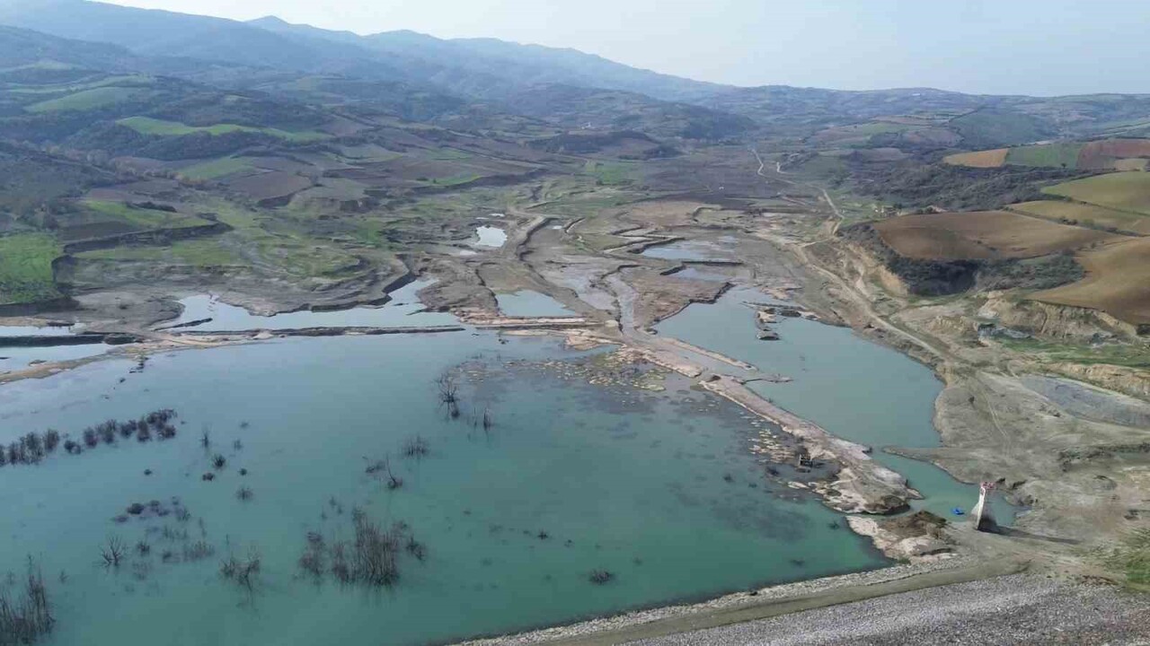 TEKİRDAĞ’IN SÜLEYMANPAŞA İLÇESİNDE BULUNAN NAİP BARAJI’NDA SU ÇEKİLMESİ KRİTİK SEVİYEYE...