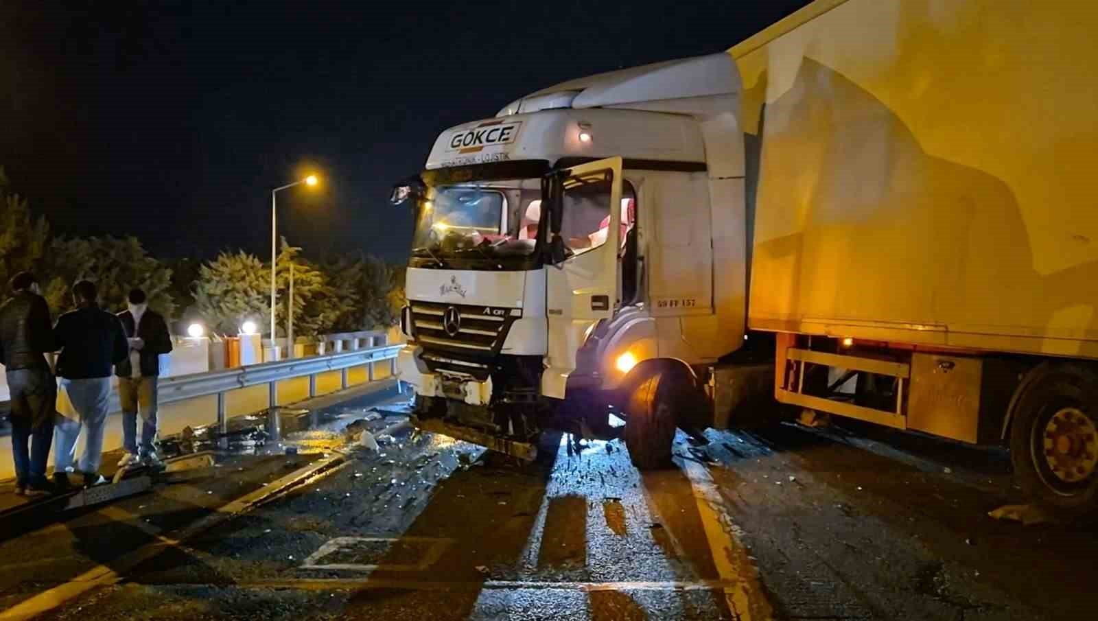 TEKİRDAĞ-İSTANBUL YOLUNDA MEYDANA GELEN KAZADA, KONTROLDEN ÇIKAN TIR BARİYERLERE ÇARPARAK TRAFİĞİN...