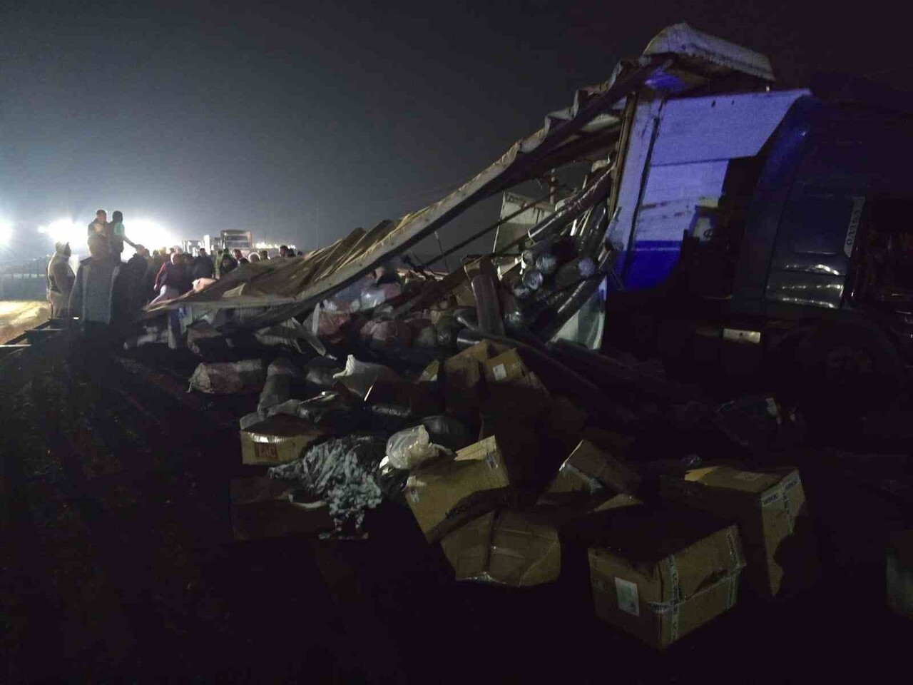 TEKSTİL MALZEMESİ YÜKLÜ TIR DEVRİLDİ: YOL TRAFİĞE KAPANDI