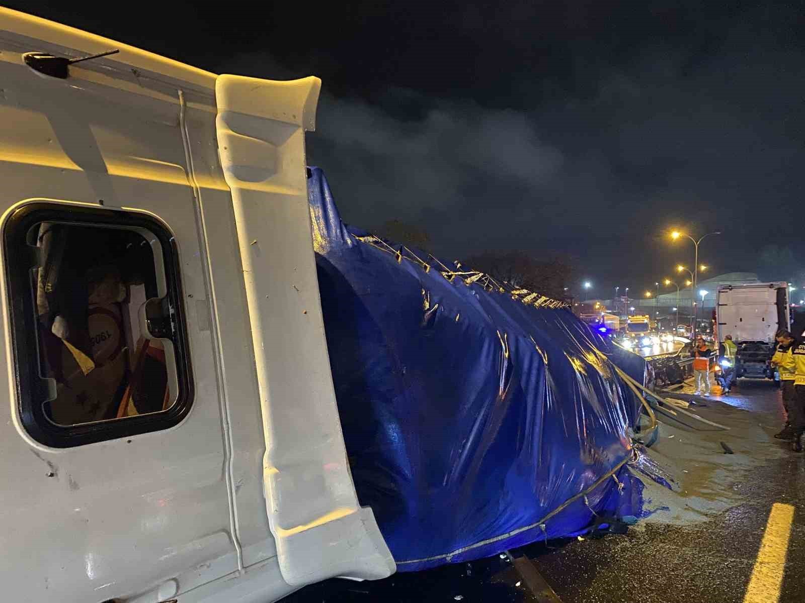 TEM OTOYOLU'NUN KOCAELİ GEÇİŞİNDE GRANÜL YÜKLÜ TIRIN DEVRİLMESİ SONUCU SÜRÜCÜ YARALANDI. TIRDA...