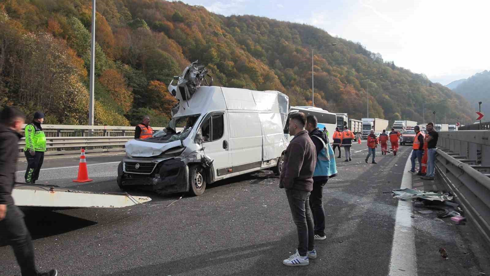 TEM OTOYOLU’NUN BOLU GEÇİŞİNDE OTOBÜS, TIR VE PANELVANIN KARIŞTIĞI ZİNCİRLEME KAZADA 1 KİŞİ...