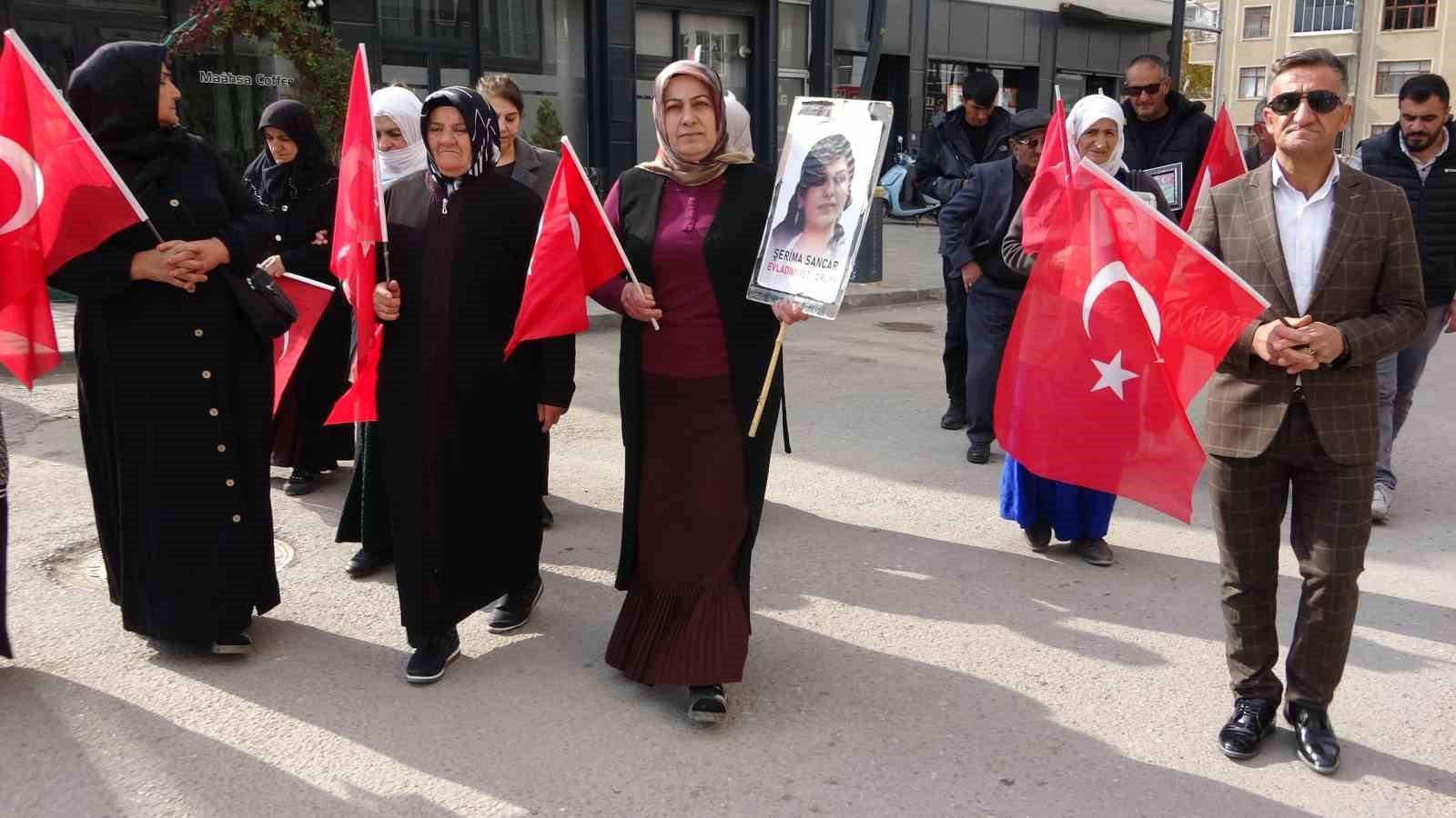 TERÖR ÖRGÜTÜ PKK TARAFINDAN ÇOCUKLARI DAĞA KAÇIRILAN AİLELERİN BAŞLATTIĞI EVLAT NÖBETİ VAN’DA...