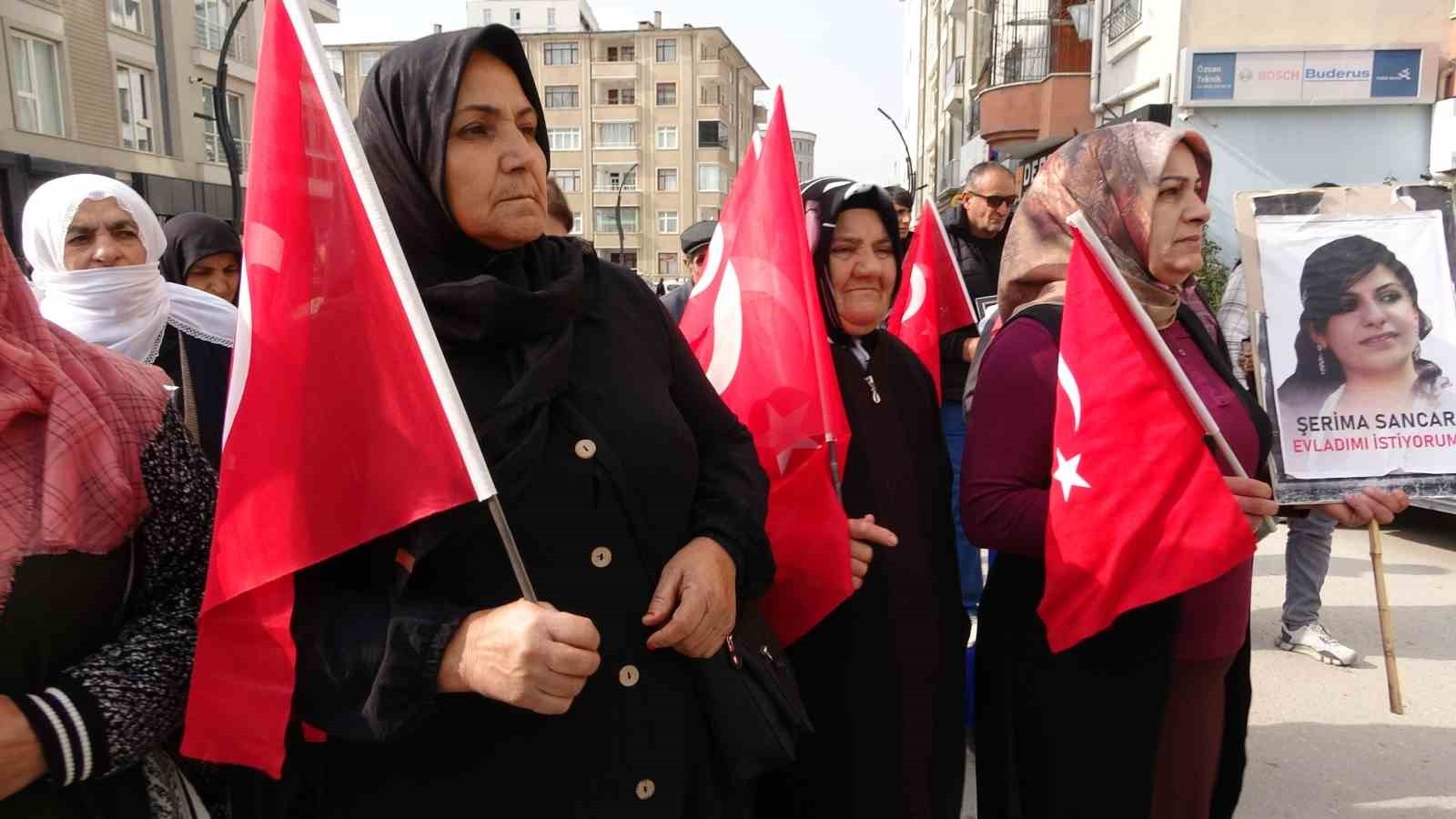 TERÖR ÖRGÜTÜ PKK TARAFINDAN ÇOCUKLARI DAĞA KAÇIRILAN AİLELERİN BAŞLATTIĞI EVLAT NÖBETİ VAN’DA...
