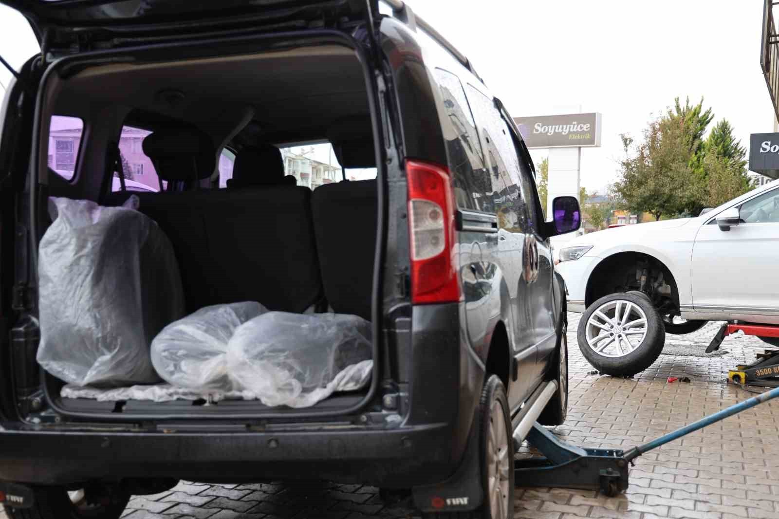 TİCARİ ARAÇLARDA KIŞ LASTİĞİ TAKMA ZORUNLULUĞUNUN BAŞLAMASIYLA ELAZIĞ’DA LASTİKÇİLERDE SON SAAT...