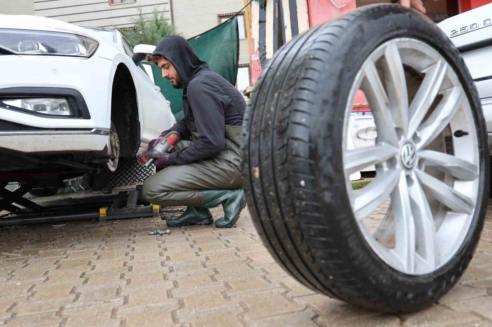TİCARİ ARAÇLARDA KIŞ LASTİĞİ TAKMA ZORUNLULUĞUNUN BAŞLAMASIYLA ELAZIĞ’DA LASTİKÇİLERDE SON SAAT...