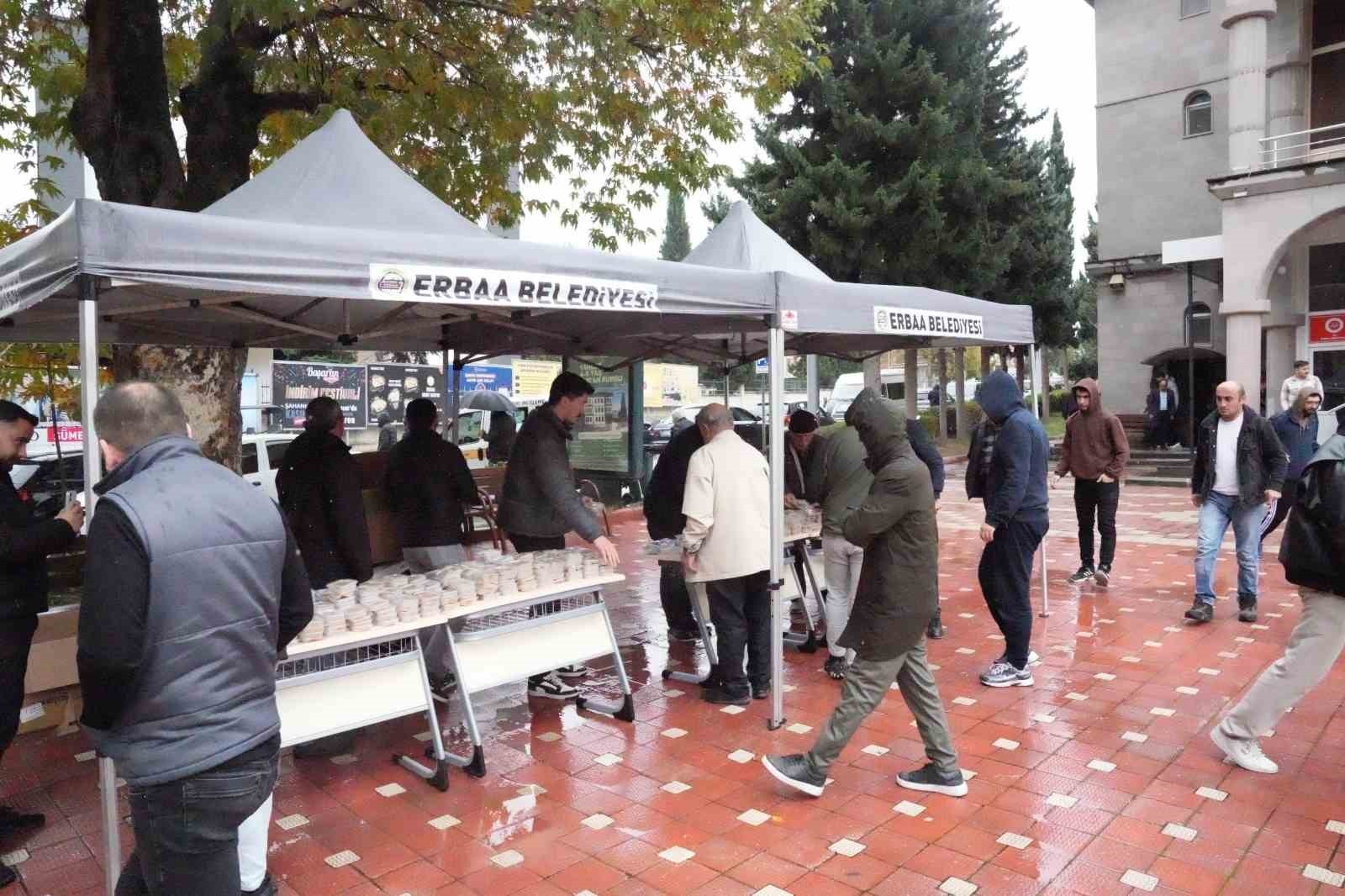 TOKAT'IN ERBAA İLÇESİNDE, CUMA NAMAZI SONRASI ŞEHİT ASKERLER İÇİN HELVA İKRAMI...