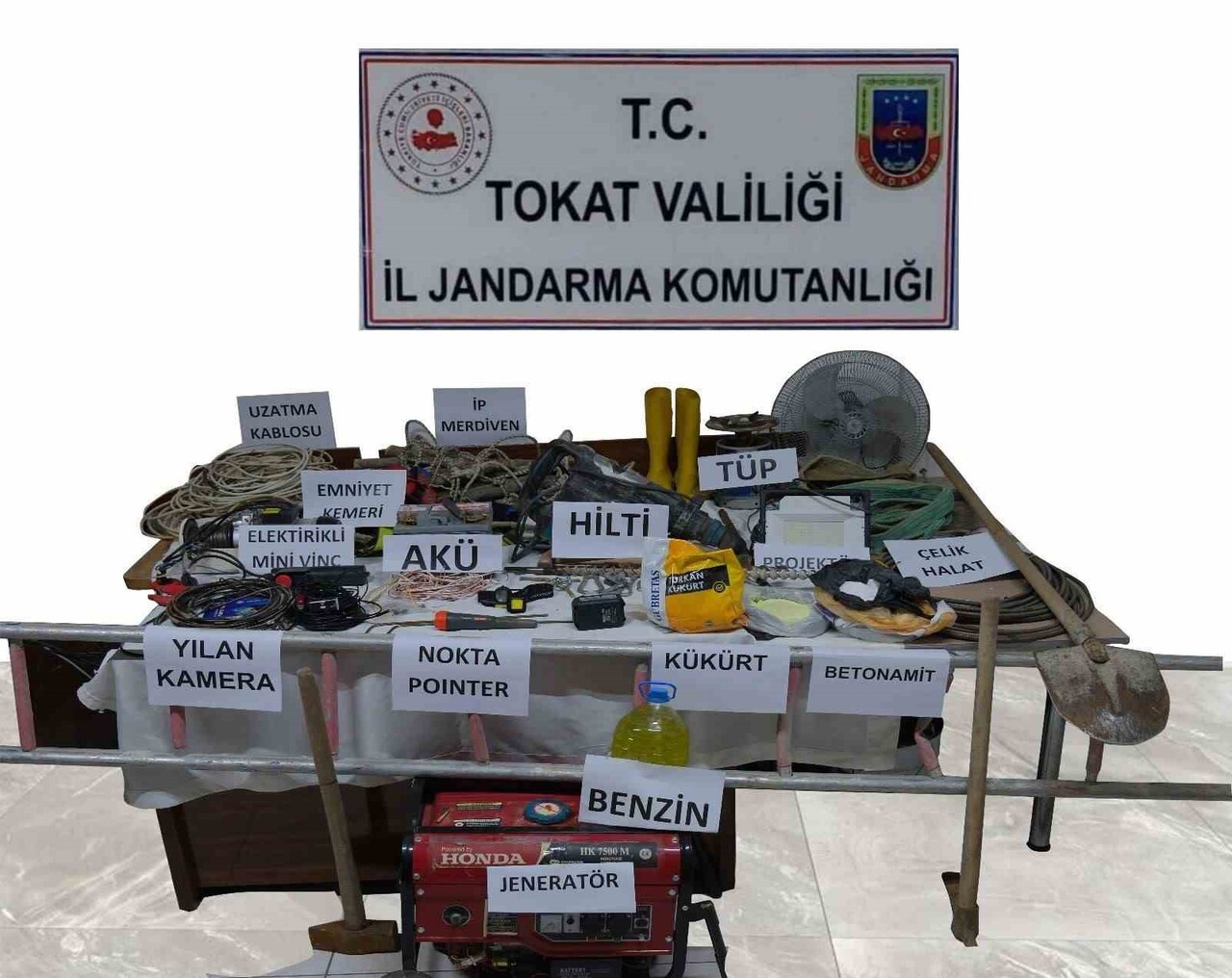 TOKAT'IN REŞADİYE İLÇESİNDE KAÇAK KAZI YAPAN 3 ŞÜPHELİ, JANDARMA OPERASYONUYLA SUÇÜSTÜ...