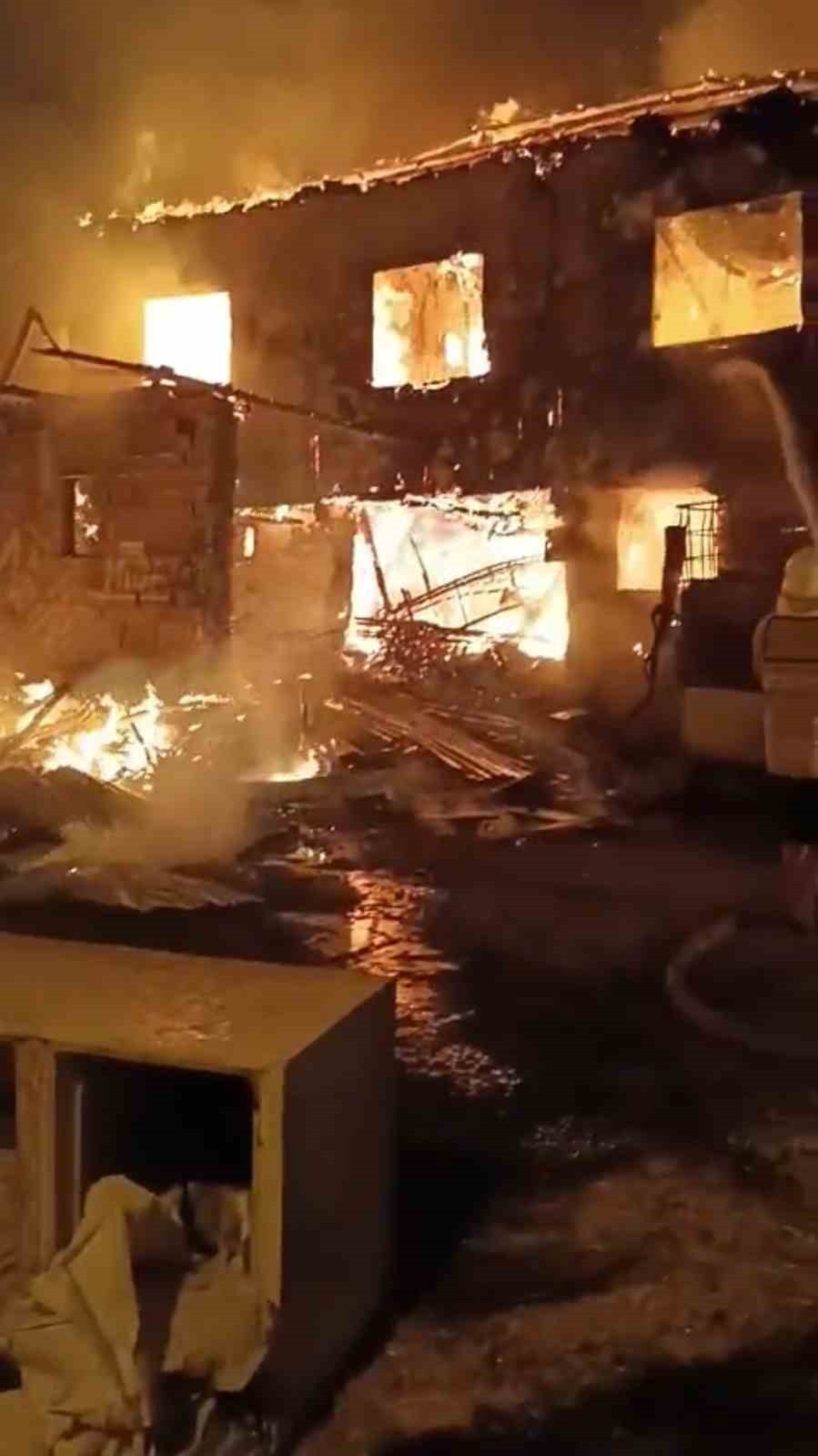 TOKAT'IN ZİLE İLÇESİNDE BİR EVDE ÇIKAN YANGINDA, GÖRME ENGELLİ KİŞİ HAYATINI KAYBETTİ.