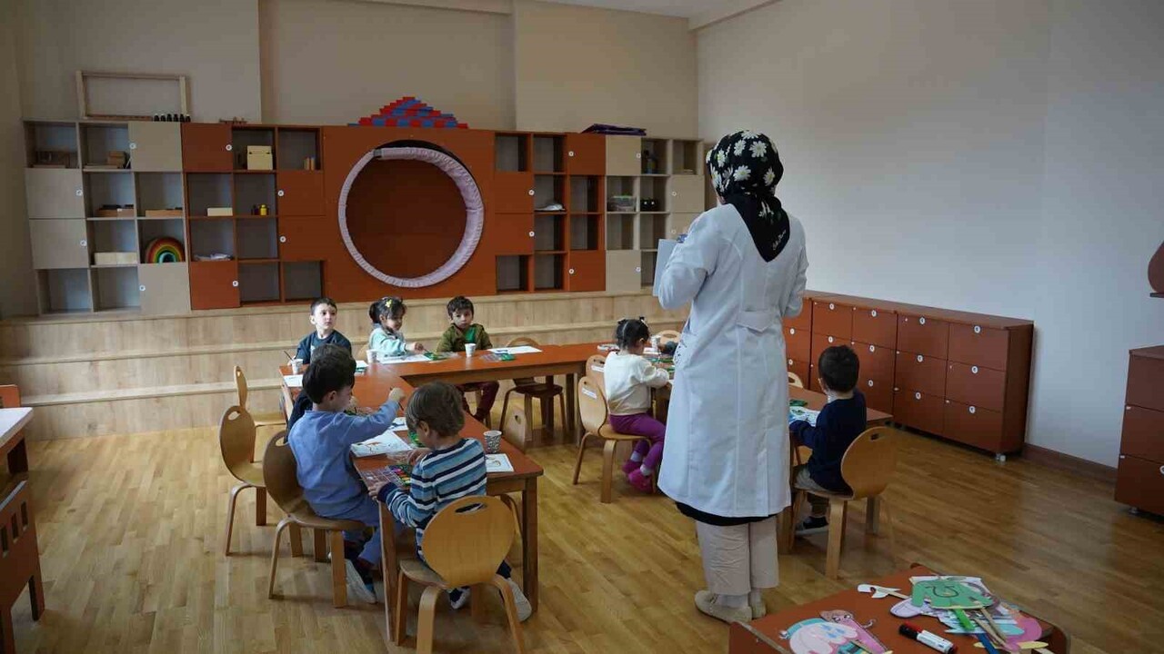 TOKAT'TA BİR HAYIRSEVERİN ARSA BAĞIŞIYLA TEMELİ ATILAN VE DEVLET İMKÂNLARIYLA TAMAMLANAN 4-6 YAŞ...