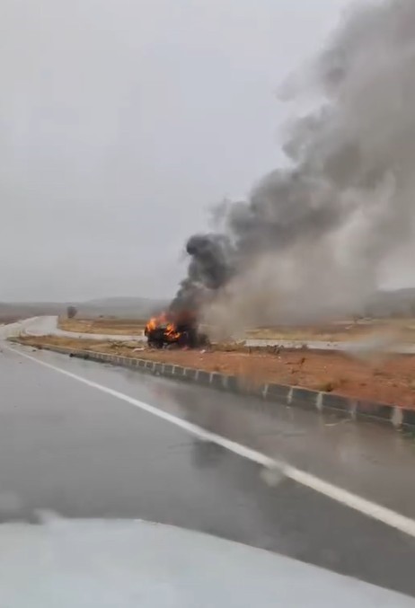 TOKAT'TA YAĞMUR NEDENİYLE KAYGANLAŞAN YOLDA KONTROLDEN ÇIKAN OTOMOBİL, KAZA SONRASI ALEV TOPUNA...