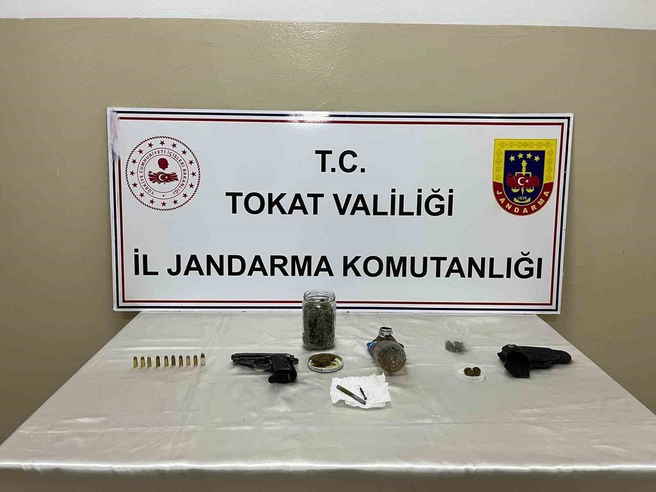 TOKAT (İHA) - TOKAT’IN ERBAA İLÇESİNDE JANDARMANIN DÜZENLEDİĞİ OPERASYONDA UYUŞTURUCU VE RUHSATSIZ...