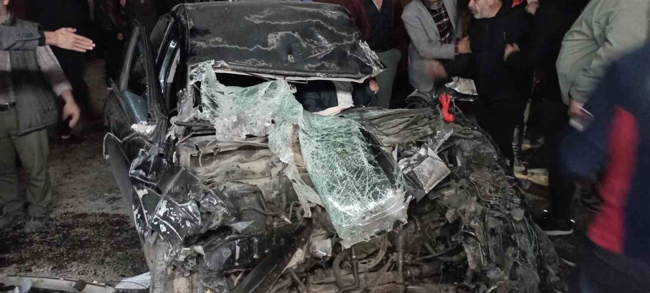 TOKAT (İHA) - TOKAT’TA OTOMOBİLİN TIR DORSESİNE ÇARPMASI SONUCU HURDAYA DÖNEN ARAÇTAN SIKIŞARAK...