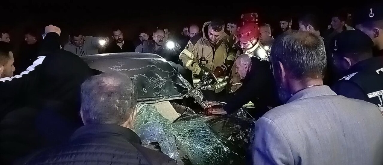 TOKAT (İHA) - TOKAT’TA OTOMOBİLİN TIR DORSESİNE ÇARPMASI SONUCU HURDAYA DÖNEN ARAÇTAN SIKIŞARAK...