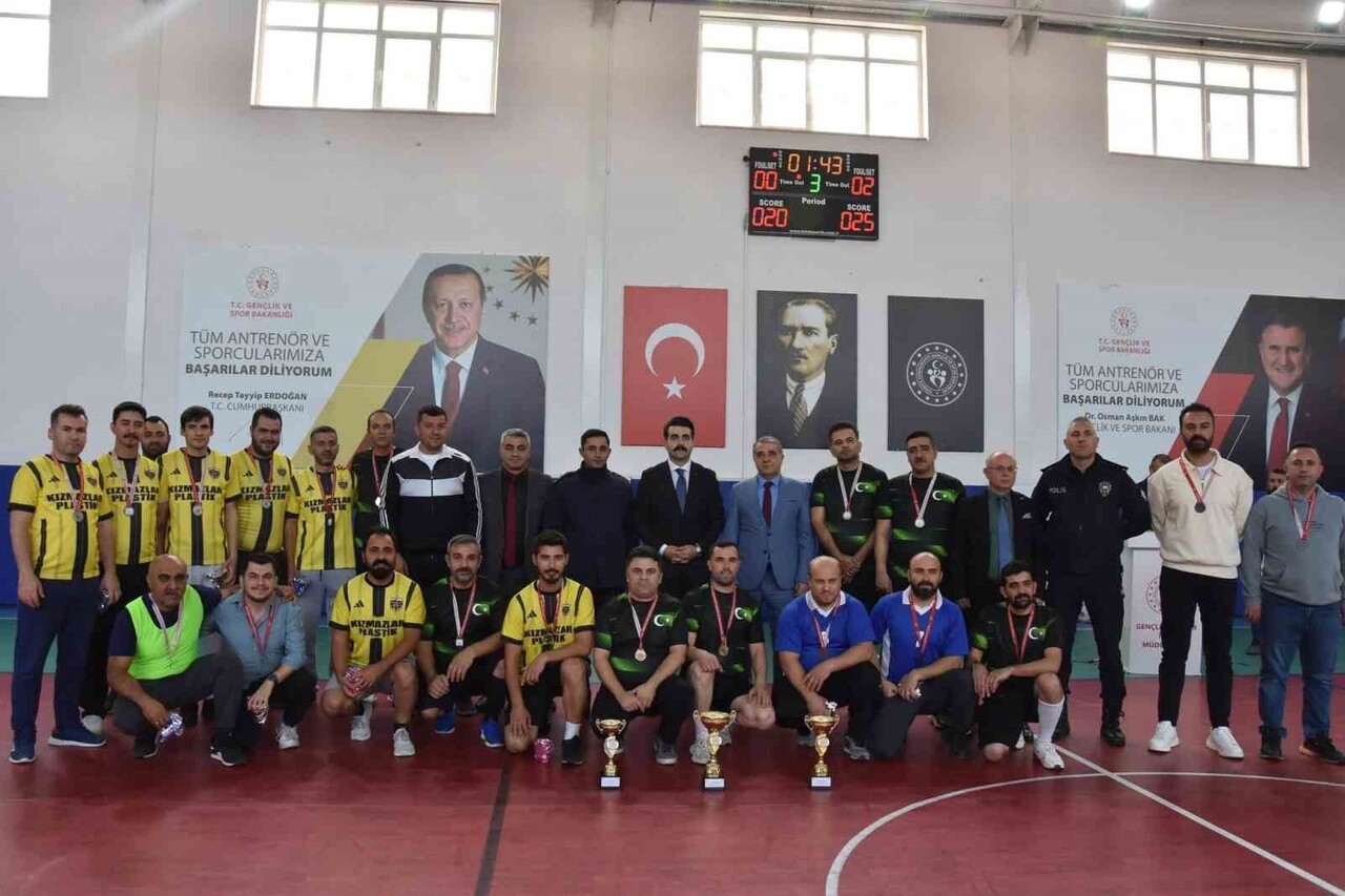 TOMARZA GENÇLİK VE SPOR İLÇE MÜDÜRLÜĞÜ TARAFINDAN DÜZENLENEN 24 KASIM ÖĞRETMENLER GÜNÜ VOLEYBOL...