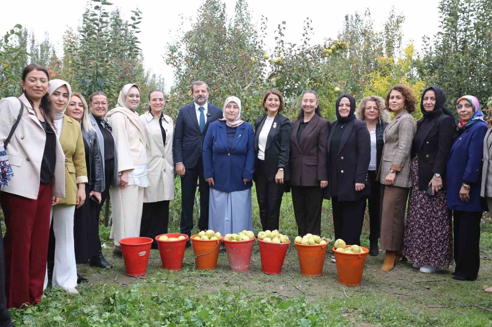TOPUKLU AYAKKABILI İŞ KADINLARIYLA ŞALVARLI KÖYLÜ KADINLARI AYNI TARLADA AYNI HEDEF İÇİN...