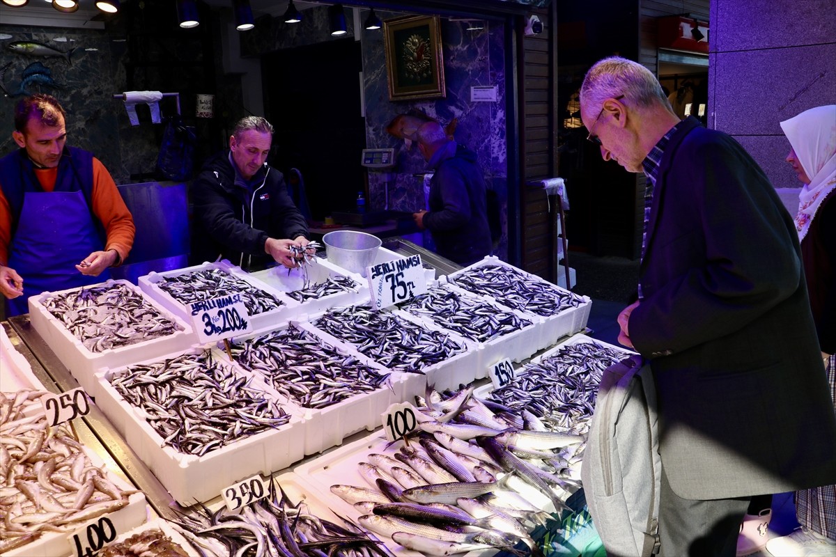 Trabzon'da balıkçı tezgahlarını süsleyen hamsinin kilogramı 75 liradan satışa sunuluyor.