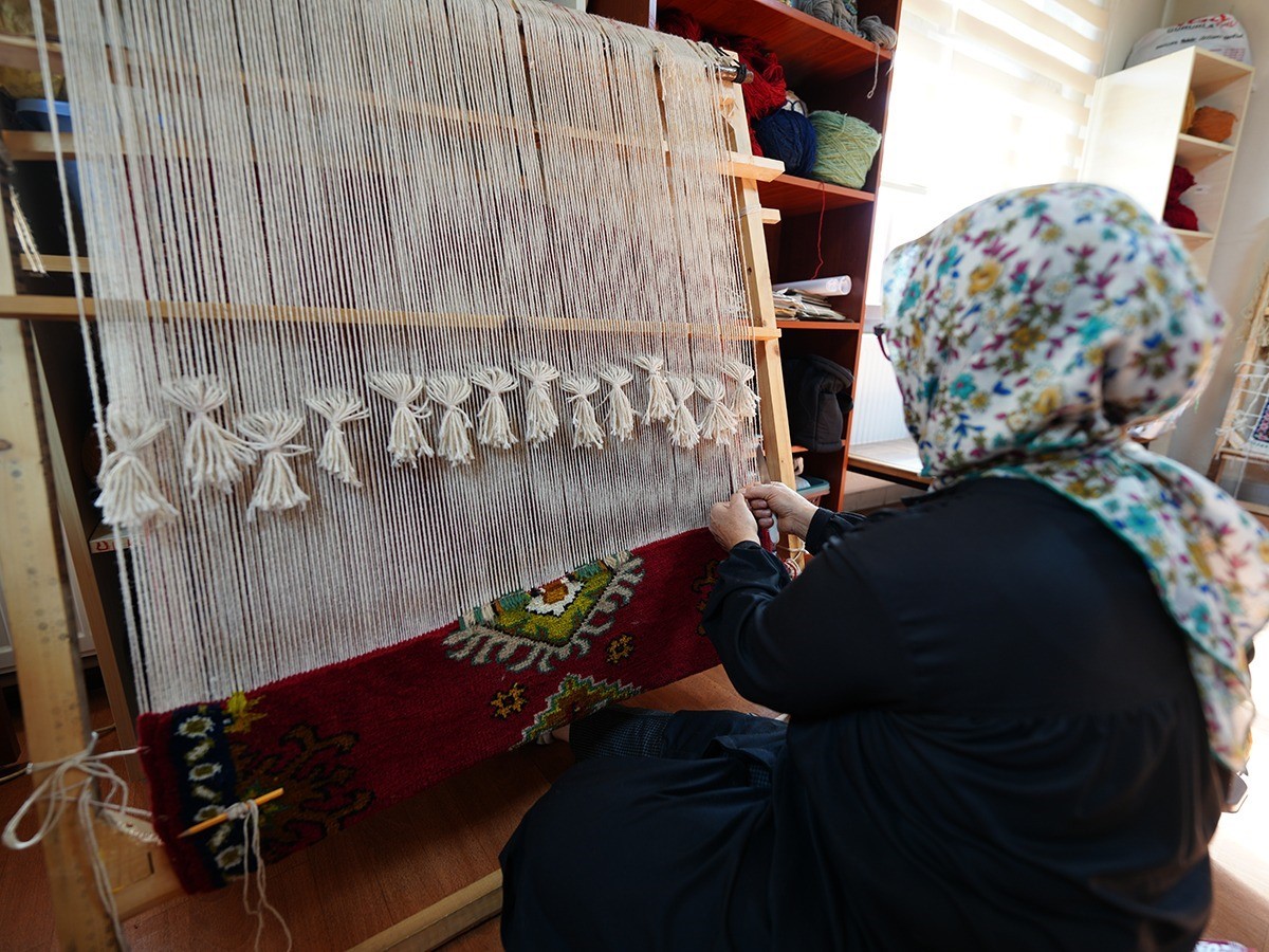 TRABZON'UN AKÇAABAT İLÇESİNDE BELEDİYE İLE HALK EĞİTİM MERKEZİ İŞ BİRLİĞİNDE YÜRÜTÜLEN HALI VE...