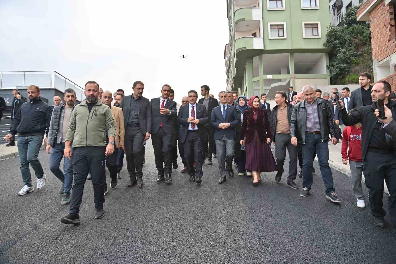 TRABZON BÜYÜKŞEHİR BELEDİYE BAŞKANI AHMET METİN GENÇ, YOMRA İLÇESİNDE SÜRDÜRÜLEN ÇALIŞMALARI...