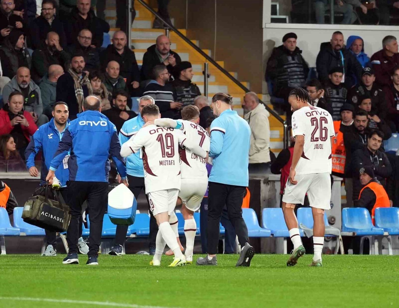 TRABZONSPOR’DA EDİN VİSCA, BAŞAKŞEHİR MÜSABAKASININ 8. DAKİKASINDA FESTY EBOSELE’NİN SERT...