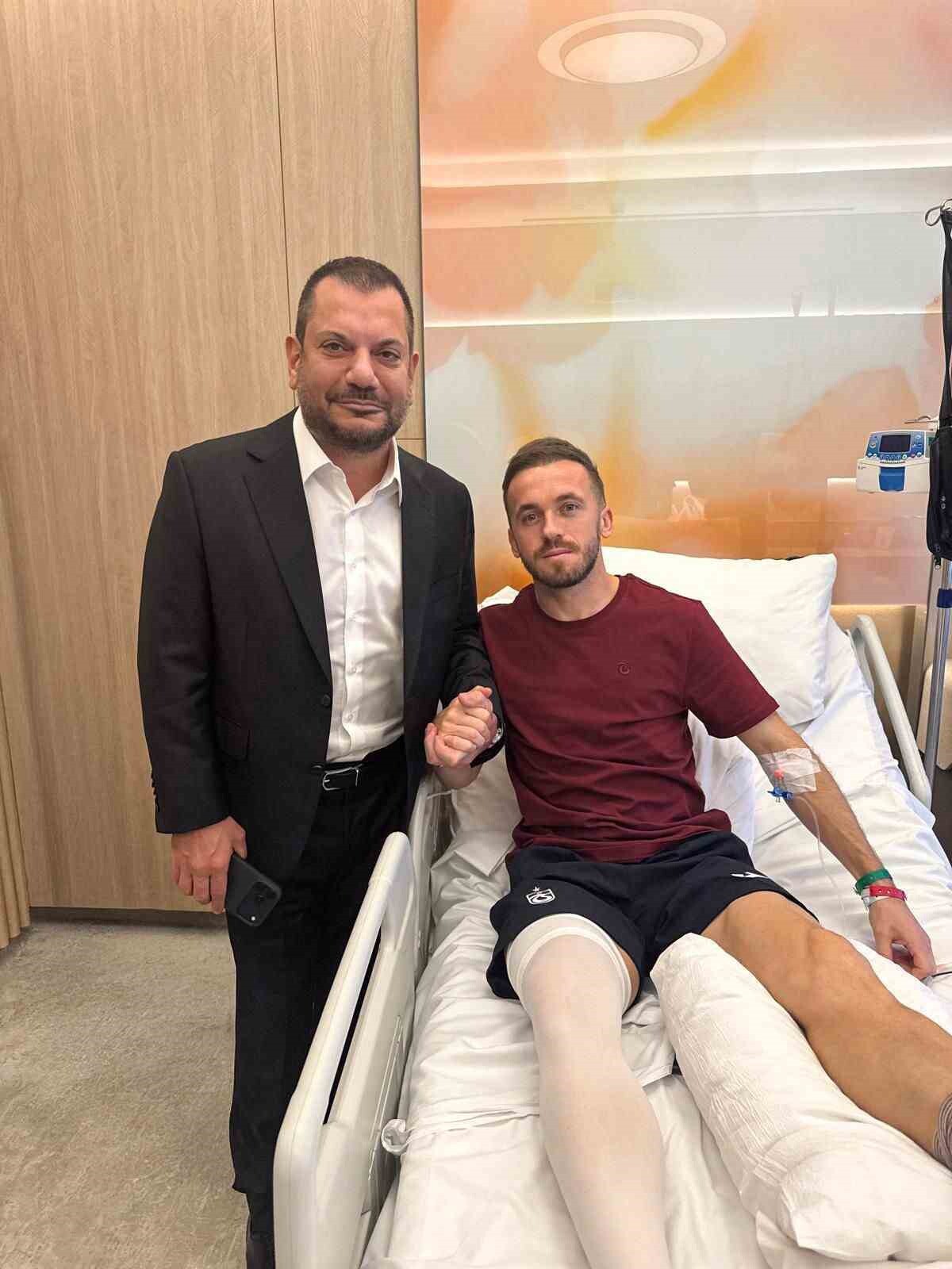 TRABZONSPOR KULÜBÜ BAŞKANI ERTUĞRUL DOĞAN, BAŞARILI BİR OPERASYON GEÇİREN FUTBOLCU EDİN VİSCA’YA...