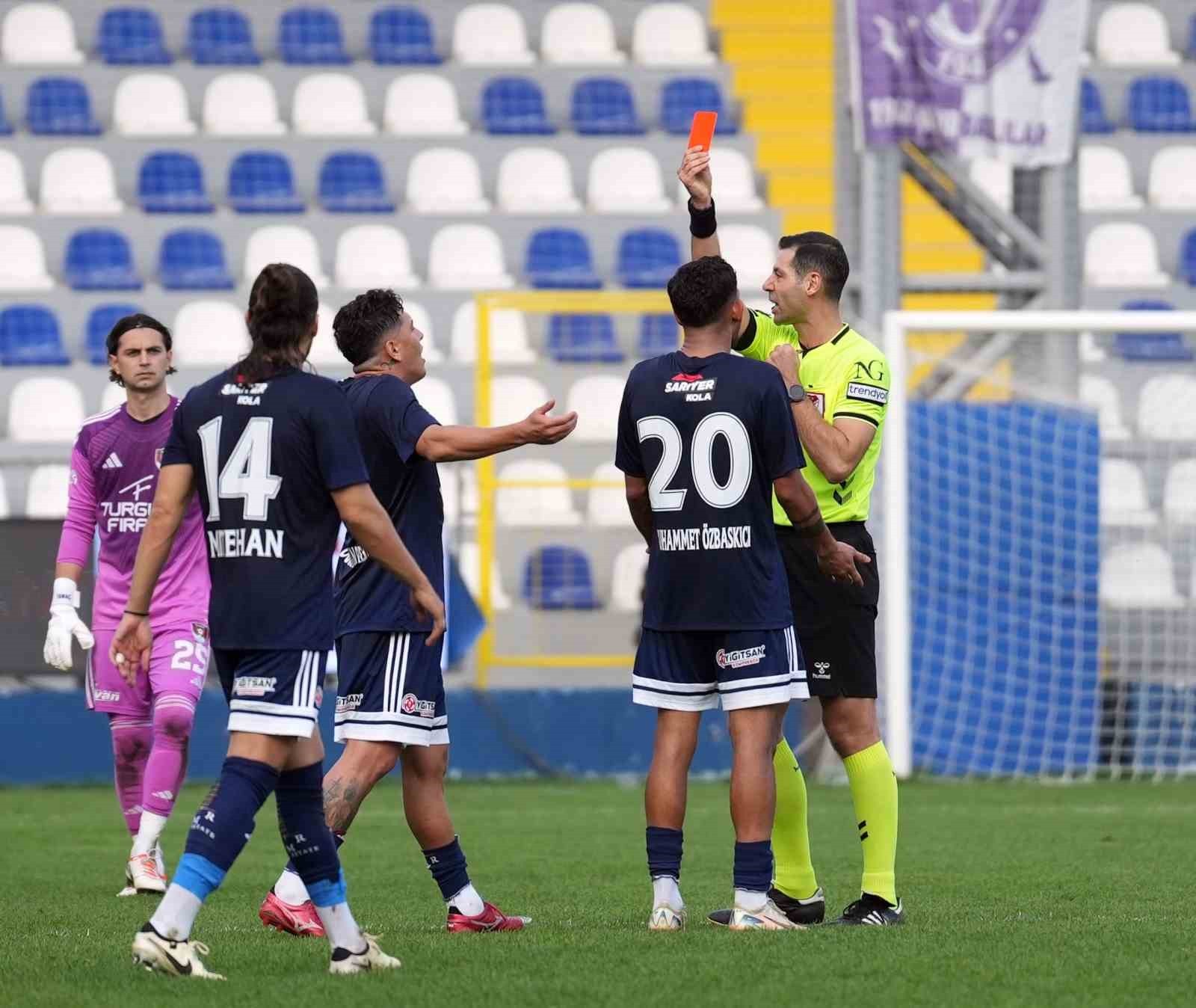 TRENDYOL 1. LİG EKİPLERİNDEN SARIYER, 2-1 YENDİKLERİ VANSPOR FK MÜSABAKASININ HAKEM HEYETİ...