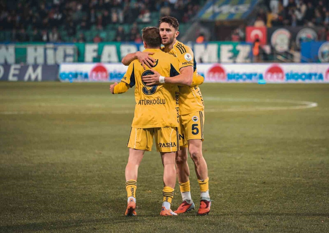 TRENDYOL SÜPER LİG'İN 13. HAFTASINDA ÇAYKUR RİZESPOR, 2-0 ÖNE GEÇTİĞİ MAÇTA FENERBAHÇE'YE 5-2...