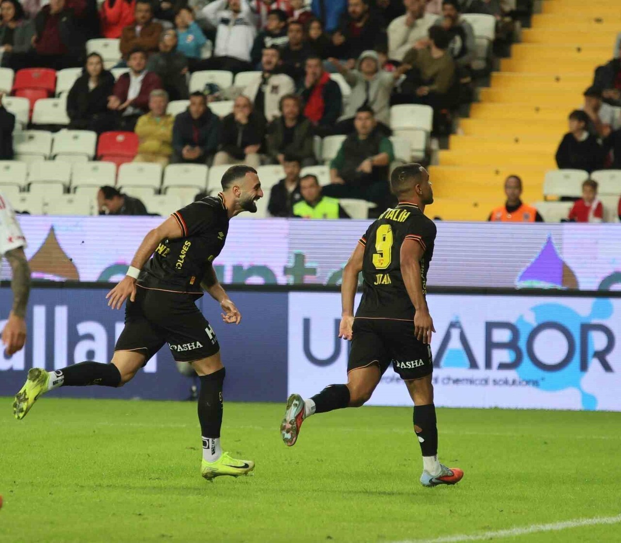 TRENDYOL SÜPER LİG'İN 14. HAFTASINDA ANTALYASPOR, KONUK ETTİĞİ GÖZTEPE'YE 2-1 MAĞLUP OLDU.