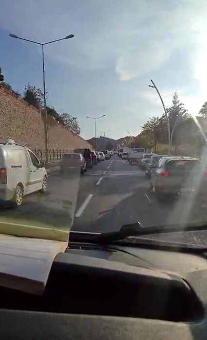 TUNCELİ'DE SÜRÜCÜLER YOĞUN TRAFİKTE AMBULANSIN GEÇİŞİ SIRASINDA FERMUAR SİSTEMİNİ UYGULAMAYARAK...