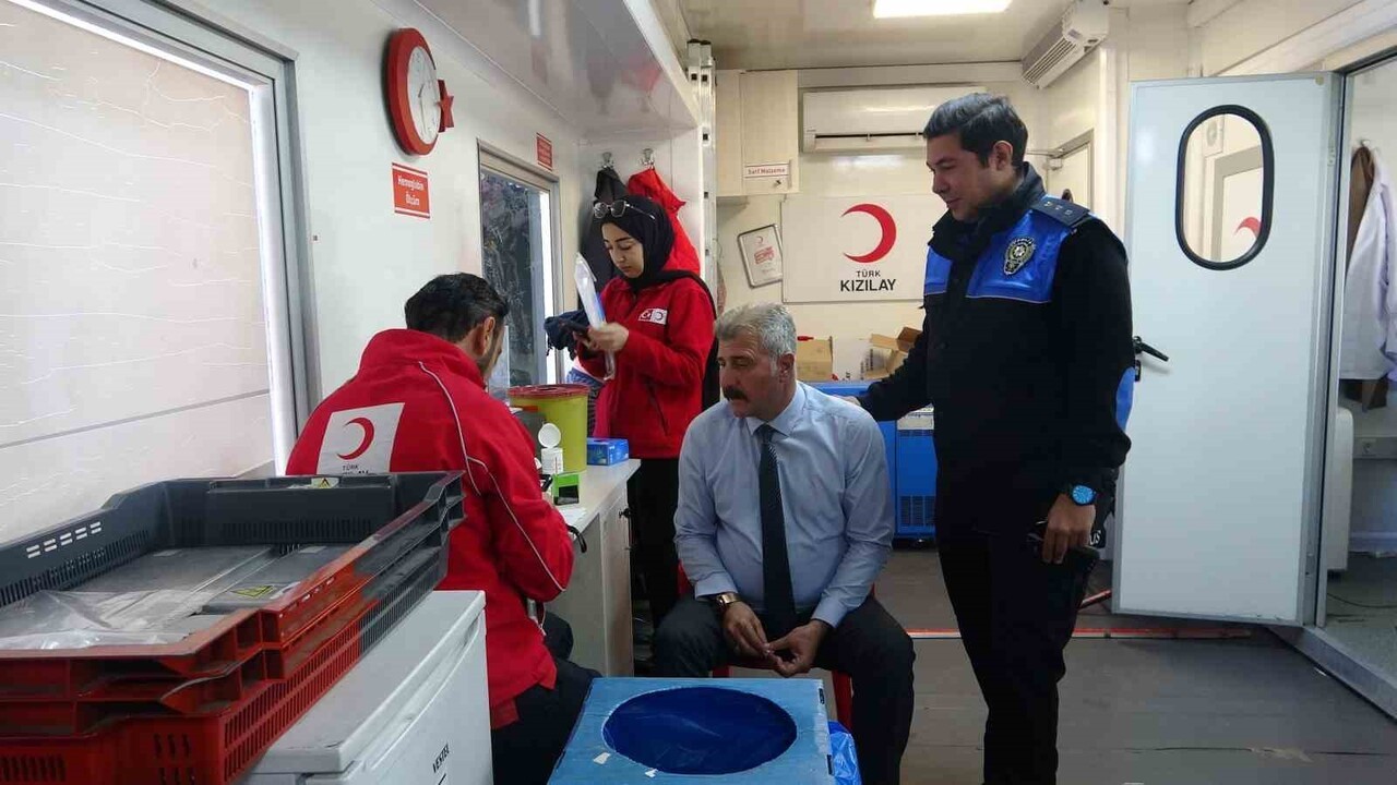 TUNCELİ’DE VATANDAŞLAR, KURUMLAR VE GENÇLERİN KATILIMIYLA KIZILAY’IN KAN VE KÖK HÜCRE BAĞIŞLARINA...