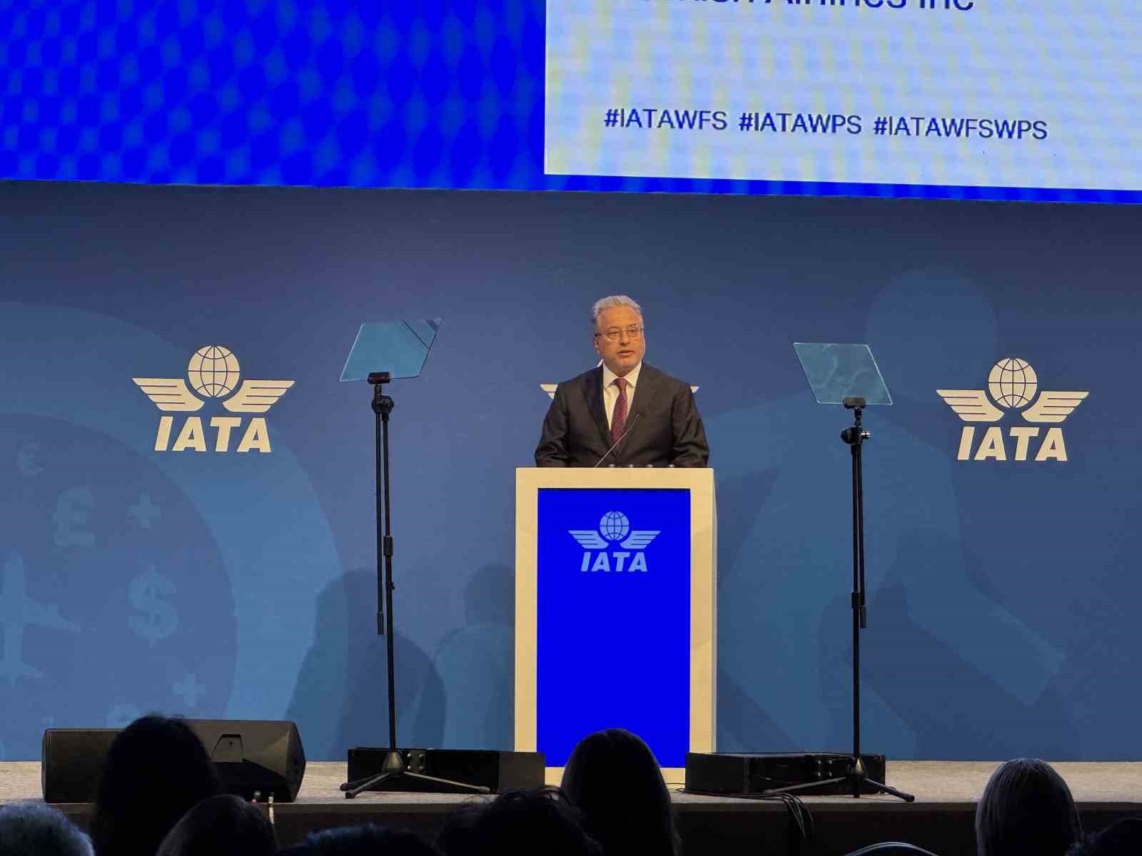 TÜRK HAVA YOLLARI YÖNETİM KURULU VE İCRA KOMİTESİ BAŞKANI PROF. DR. AHMET BOLAT, SEMPOZYUMDA BİR...