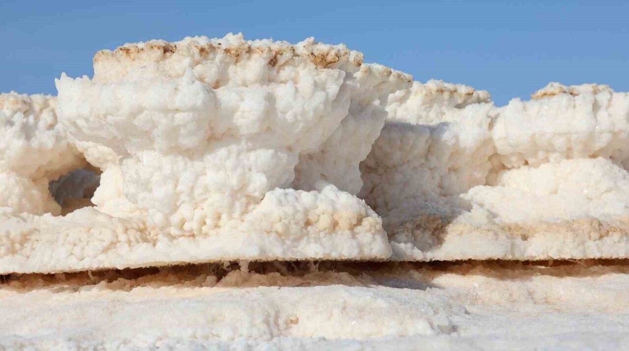 TÜRKİYE'NİN TUZ İHTİYACININ YÜZDE 40'INI KARŞILAYAN VE ÜLKENİN 2. BÜYÜK GÖLÜ OLAN TUZ GÖLÜ KIRMIZI...