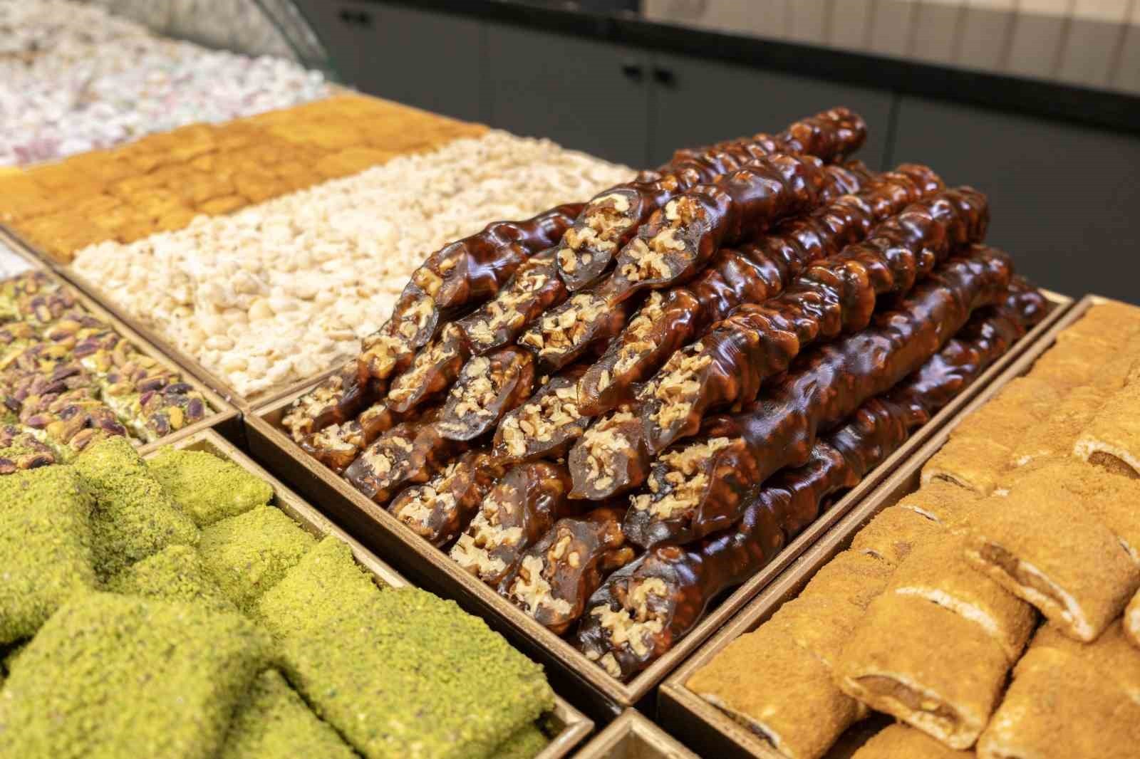 TÜRKİYE GENELİNDE HAVALARIN SOĞUMASIYLA BERABER SAĞLIKLI VE YÖRESEL LEZZETLERDEN OLAN CEVİZLİ...