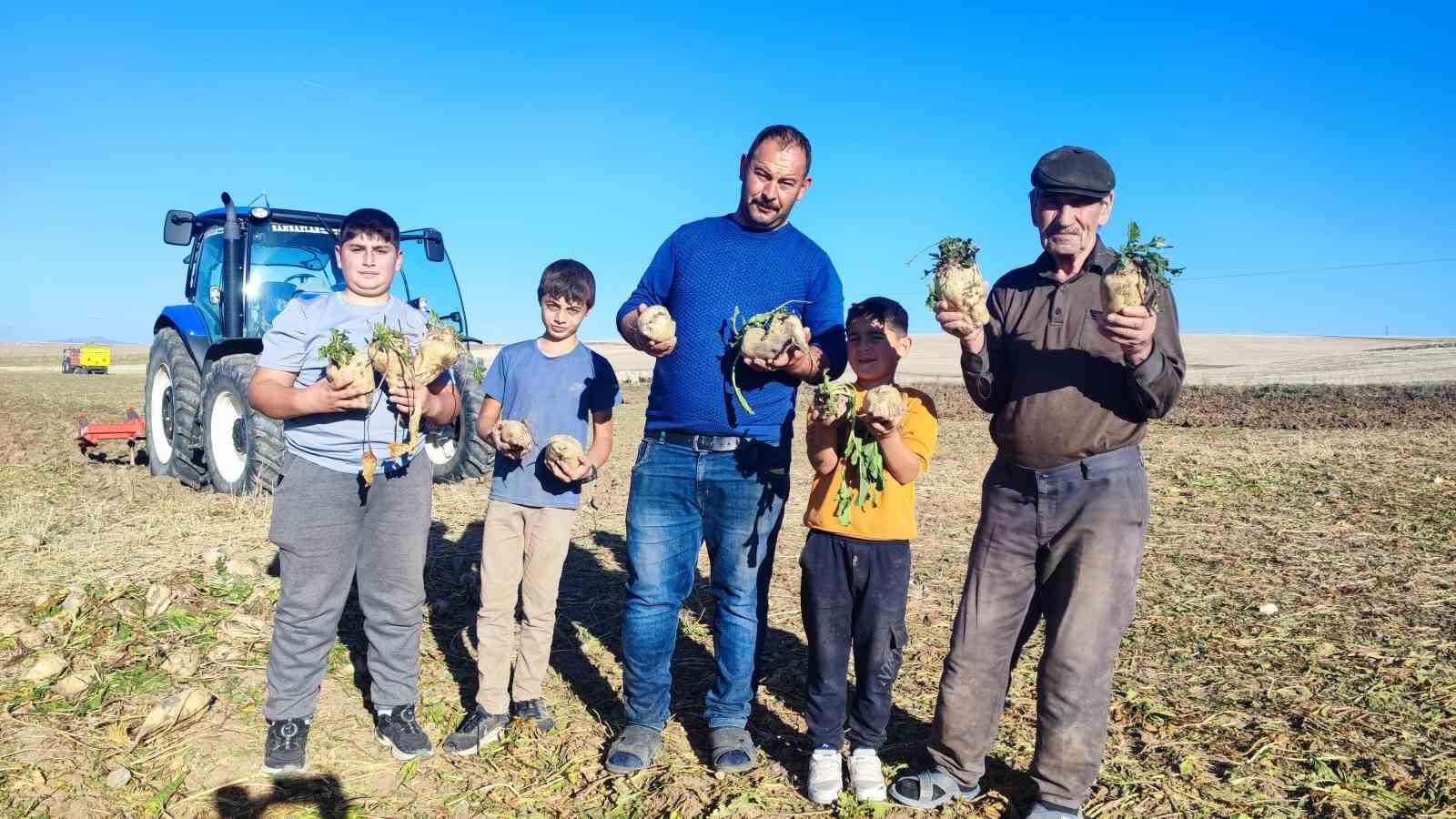TÜRKİYE GENELİNDE ŞEKER PANCARI HASADINDA SONA YAKLAŞILIRKEN, ÇİFTÇİLER AYLAR SÜREN EMEKLERİNİN...