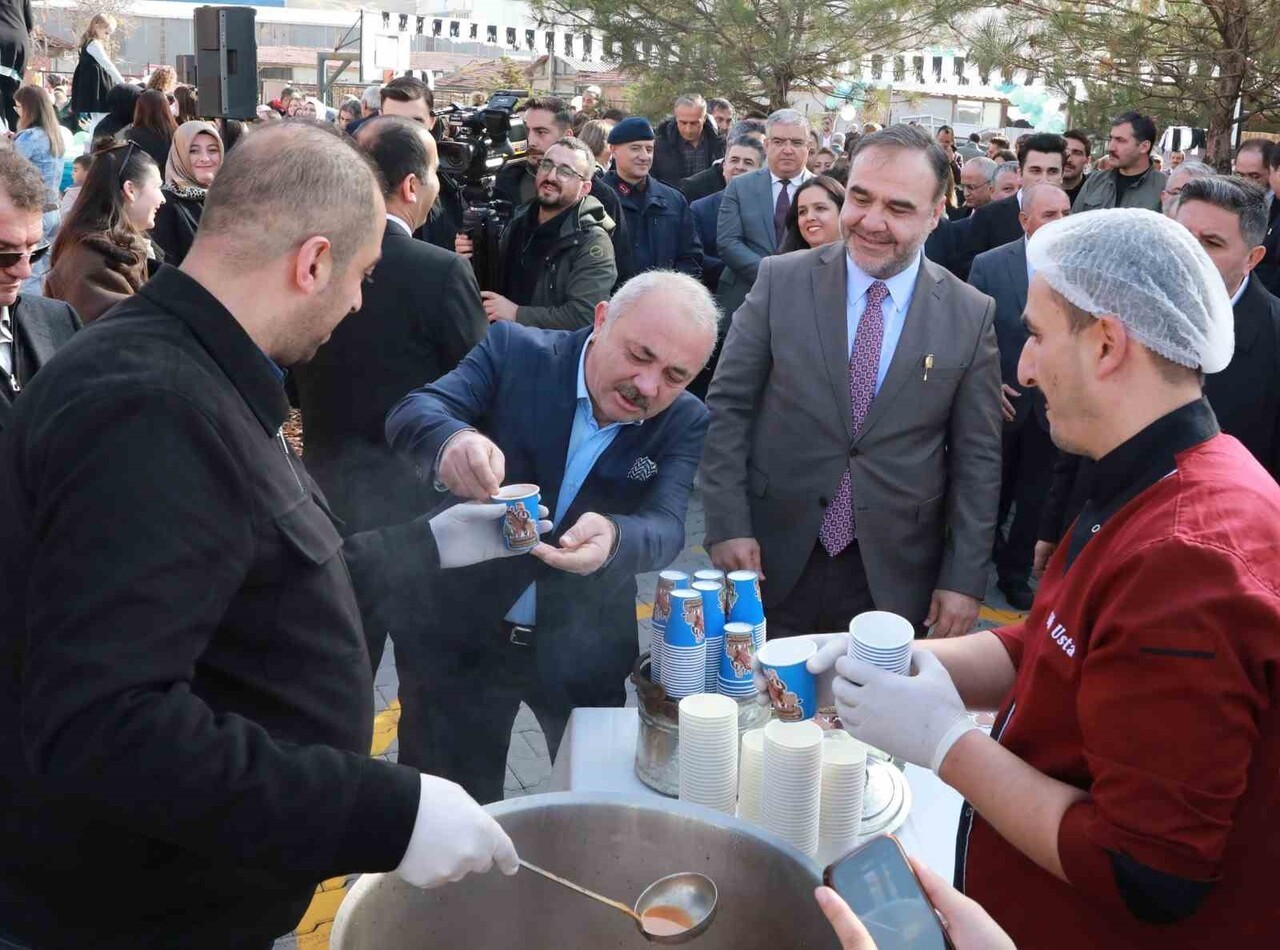 TÜRKİYE’NİN DÖRT BİR YANINDAN ÇANKIRI’YA GELEN VATANDAŞLAR ÇANKIRI’NIN YÖRESEL YEMEĞİ OLAN...
