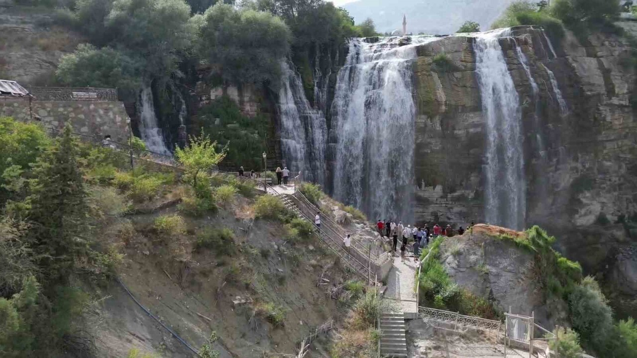TÜRKİYE’NİN EN BÜYÜK, AVRUPA’NIN İSE ÜÇÜNCÜ BÜYÜK ŞELALESİ OLAN TORTUM ŞELALESİ, KIŞ ÖNCESİ YOĞUN...