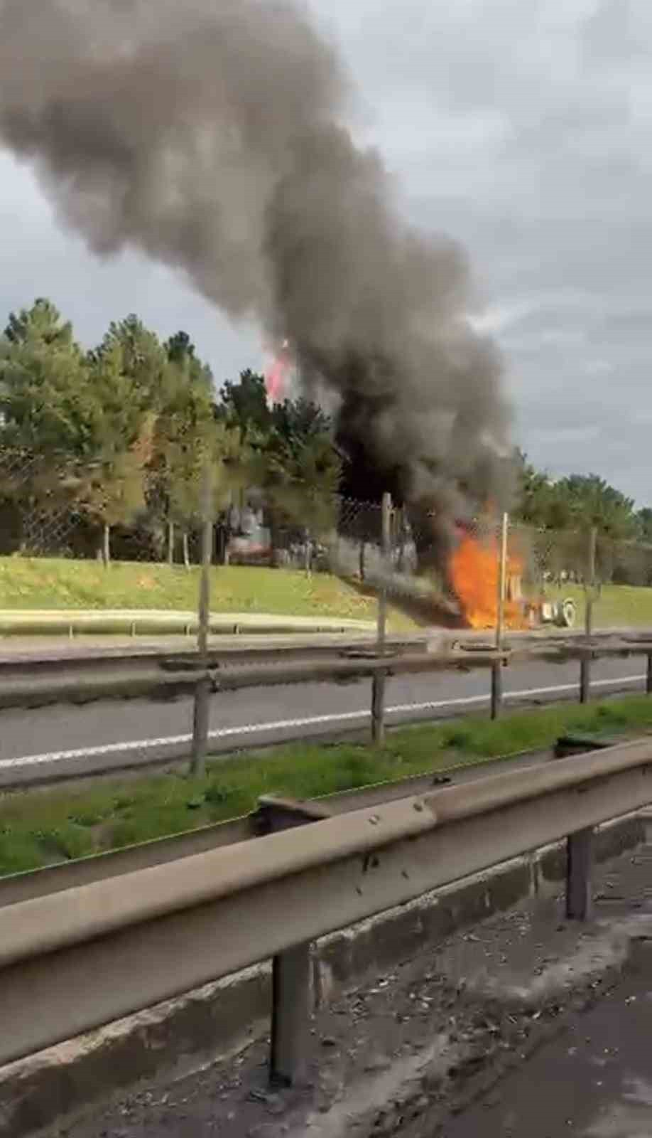TUZLA’DA SEYİR HALİNDEKİ DORSESİZ TIR YANARAK ADETA ALEV TOPUNA DÖNDÜ. O ANLAR CEP TELEFONU...