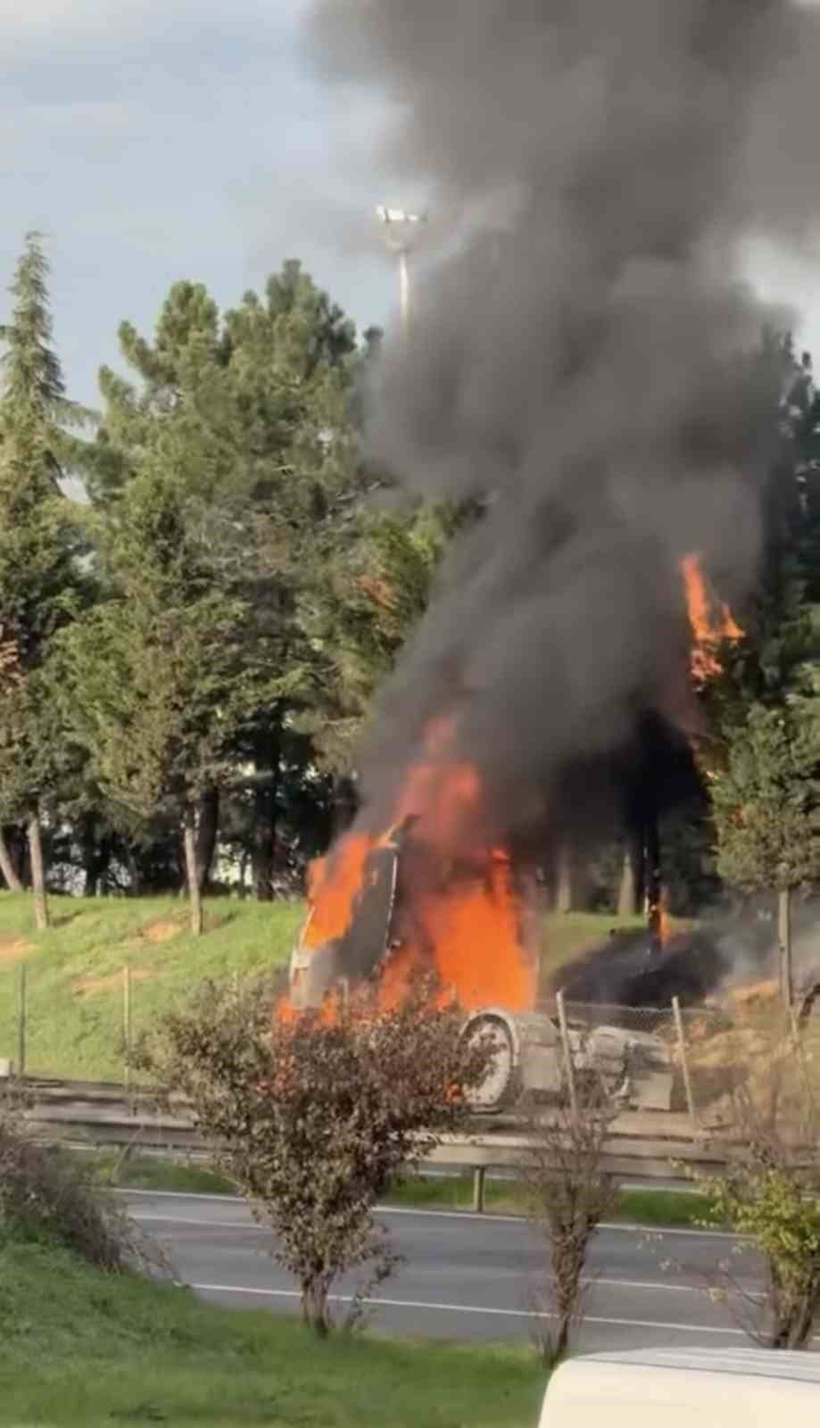 TUZLA’DA SEYİR HALİNDEKİ DORSESİZ TIR YANARAK ADETA ALEV TOPUNA DÖNDÜ. O ANLAR CEP TELEFONU...
