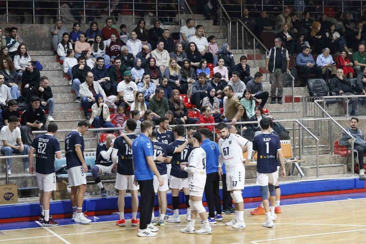 TVF ERKEKLER 1. LİGİ'NDE MÜCADELE EDEN DÜZCE BELEDİYESİ SPOR AKADEMİSİ VOLEYBOL TAKIMI, EVİNDE...