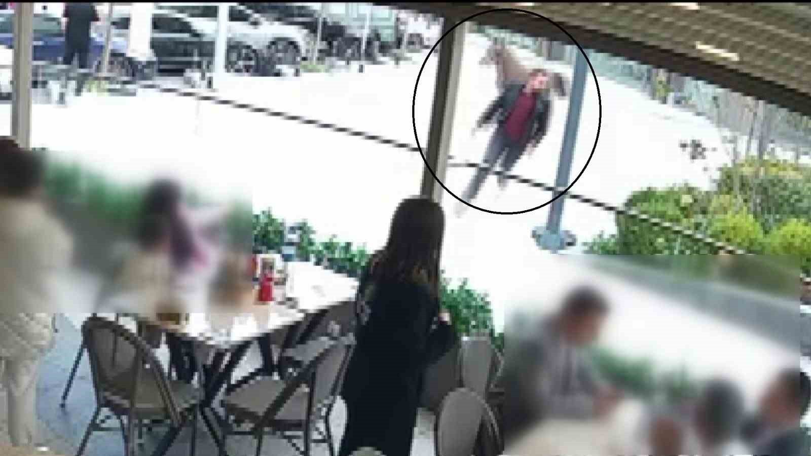 ÜMRANİYE'DE BAŞIBOŞ GEZEN BİR AT, ÇEVREDE BULUNAN VATANDAŞLARI DAKİKALARCA KOVALADI. O ANLAR...