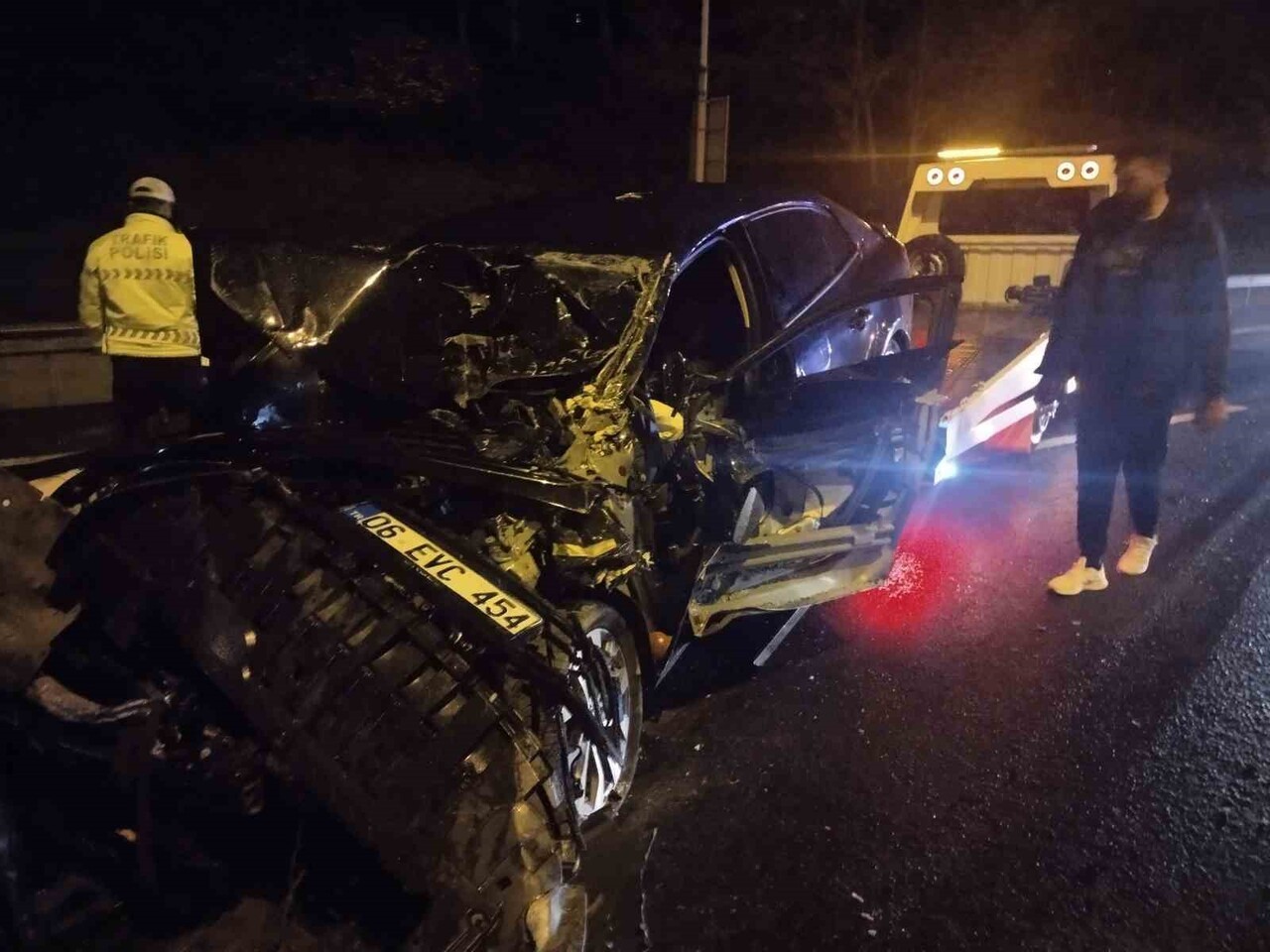 ÜMRANİYE'DE OTOMOBİL SEYİR HALİNDEKİ KAMYONETE ÇARPTI : 2 YARALI