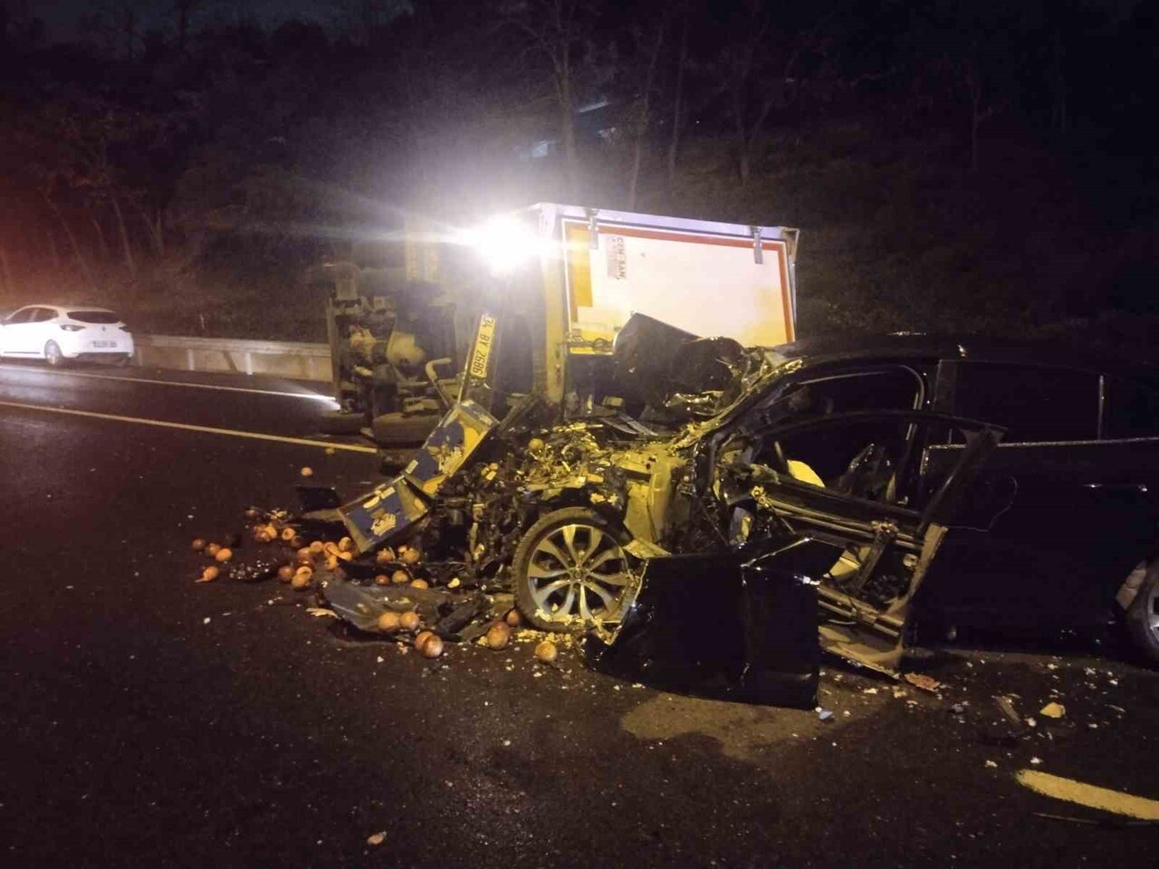 ÜMRANİYE'DE OTOMOBİL SEYİR HALİNDEKİ KAMYONETE ÇARPTI : 2 YARALI