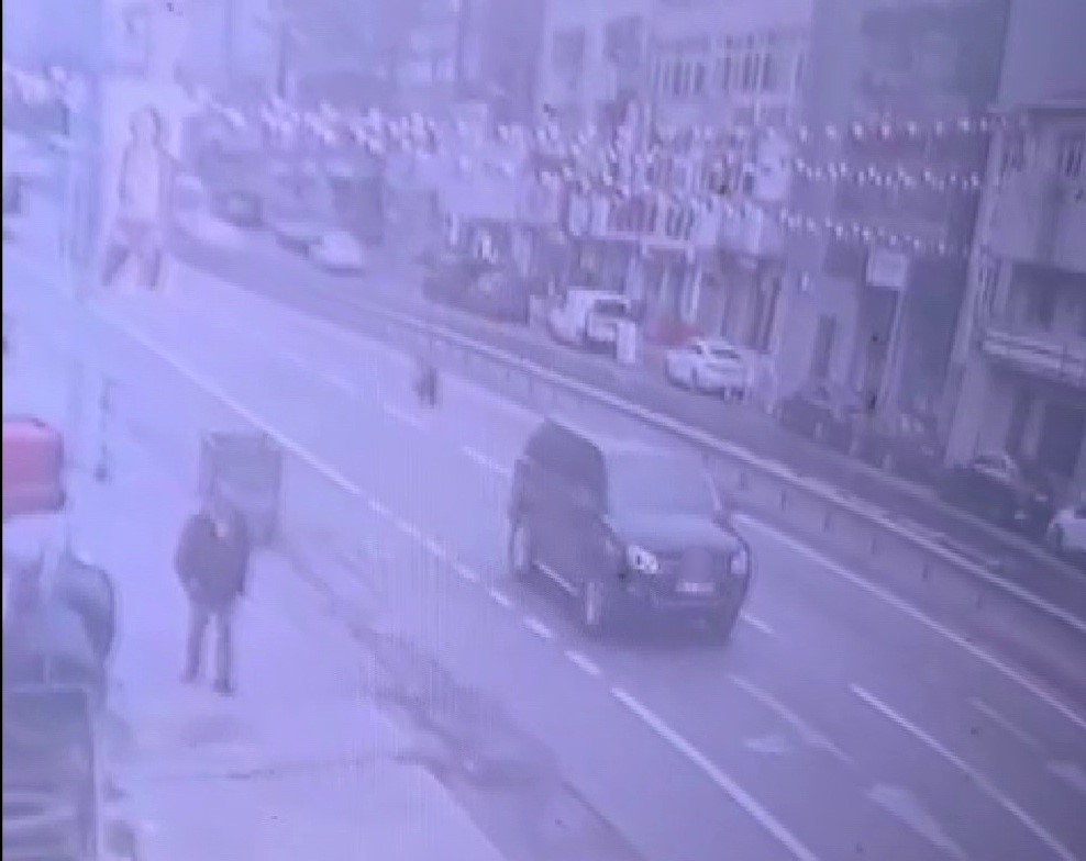 ÜMRANİYE’DE MEYDANA GELEN İLGİNÇ KAZADA, SÜRÜCÜSÜZ ŞEKİLDE İLERLEYEN BİR MOTOSİKLET KALDIRIMA...