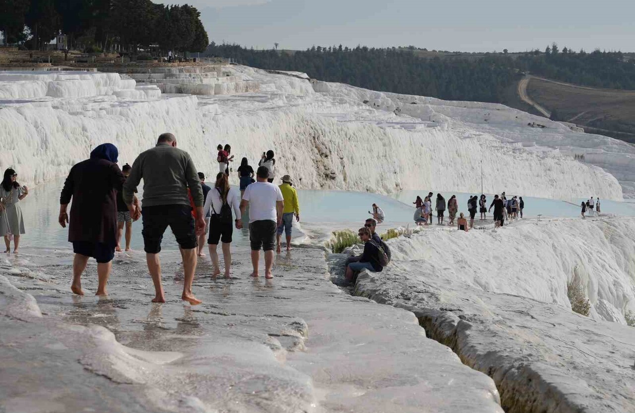 UNECSO DÜNYA KÜLTÜR MİRASI LİSTESİ’NDE YER ALAN PAMUKKALE, BİNLERCE YERLİ YABANCI TURİSTLERİ...