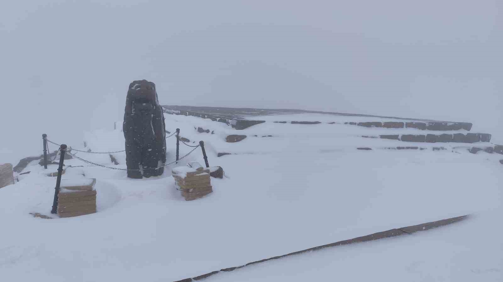 UNESCO DÜNYA KÜLTÜR MİRASI LİSTESİ’NDE YER ALAN 2206 METRE YÜKSEKLİKTEKİ NEMRUT DAĞI’NA SEZONUN...