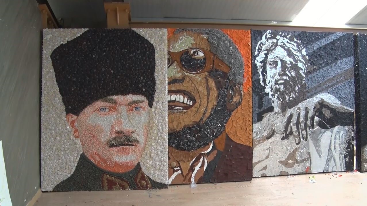 ÜNLÜ TEKSTİL MARKALARININ ÜRÜNLERİ VE ETİKETLERİ ÜZERİNE ÇALIŞAN BİR İŞ YERİNİN SAHİBİ OLAN SERKAN...