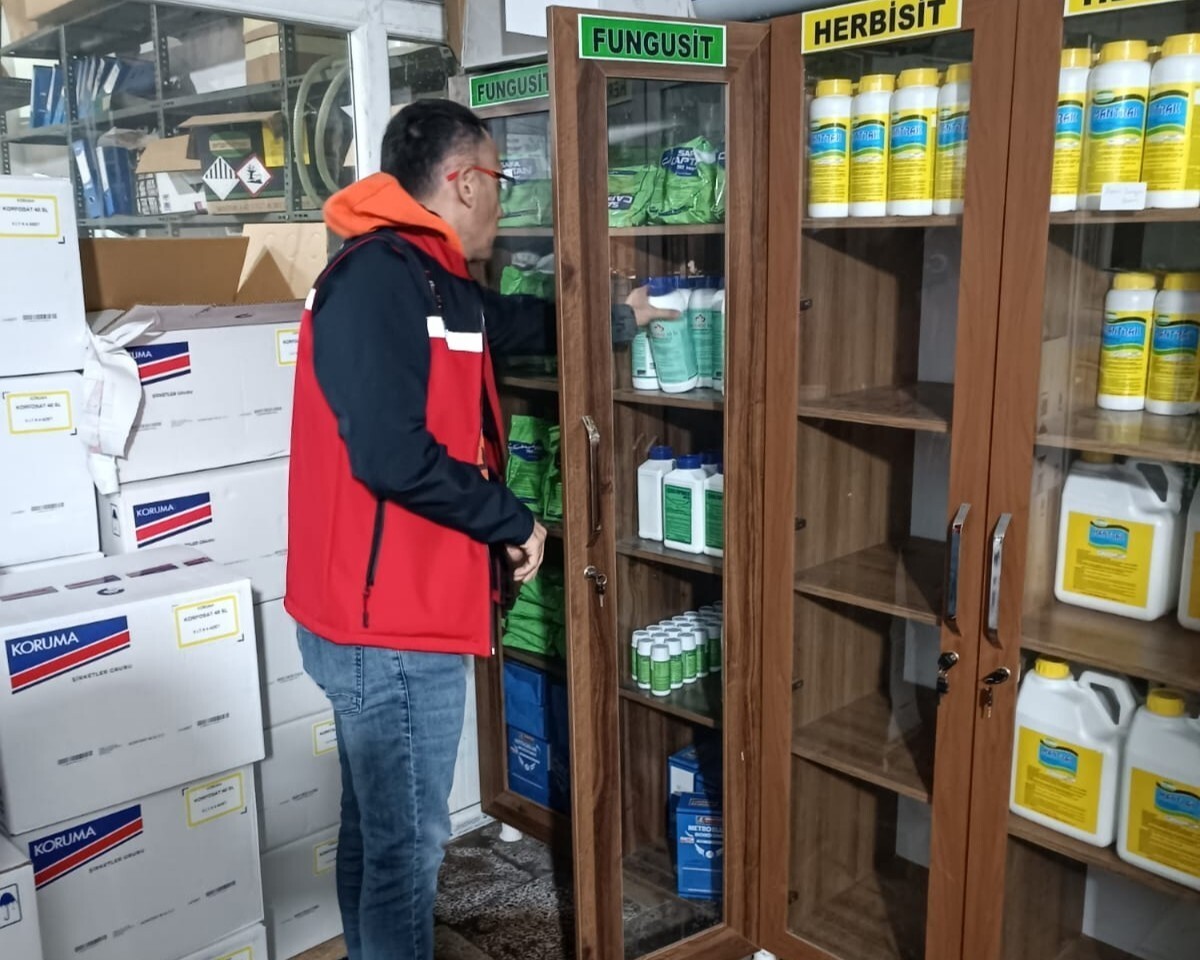 UŞAK İL TARIM VE ORMAN MÜDÜRLÜĞÜ EKİPLERİ, BİTKİ KORUMA ÜRÜNÜ SATIŞ BAYİLERİNİ DÜZENLİ OLARAK...