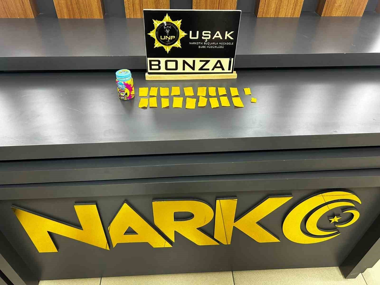 UŞAK’TA 2 AYRI UYUŞTURUCU OPERASYONUNDA ÇOK SAYIDA UYUŞTURUCU MADDE ELE GEÇİRİLİRKEN, GÖZALTINA...